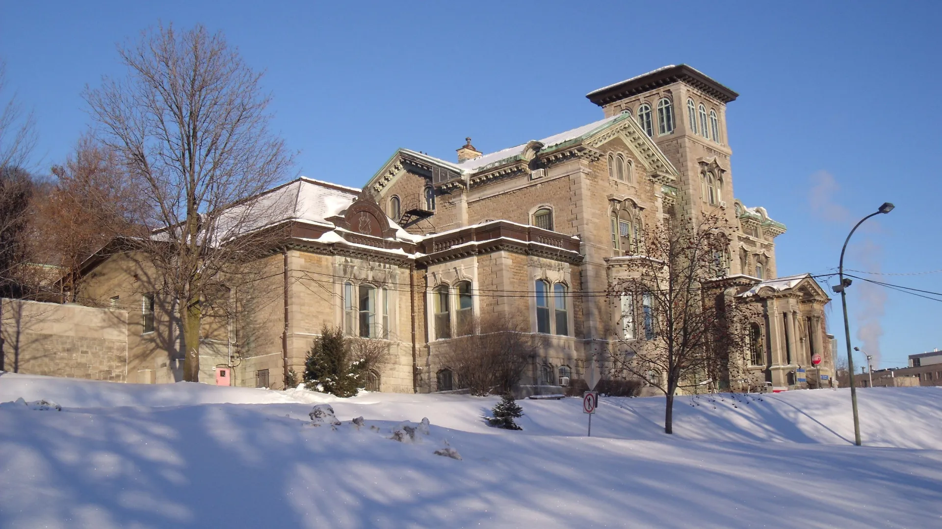 
                    Foi alvo de experiências da CIA aos 16 anos. Agora, vai processar
                