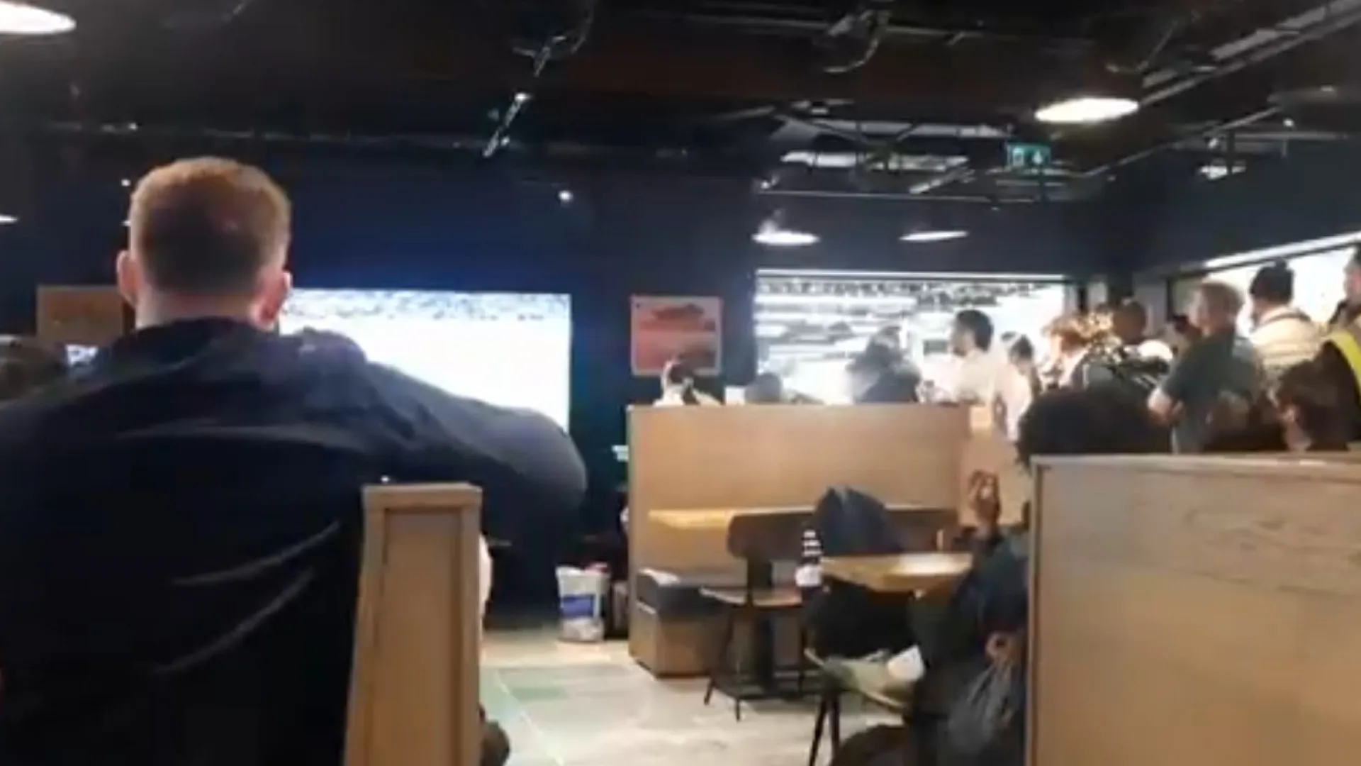 
                    Parrott guiou Irlanda ao playoff e aeroporto de Dublin reagiu desta forma
                