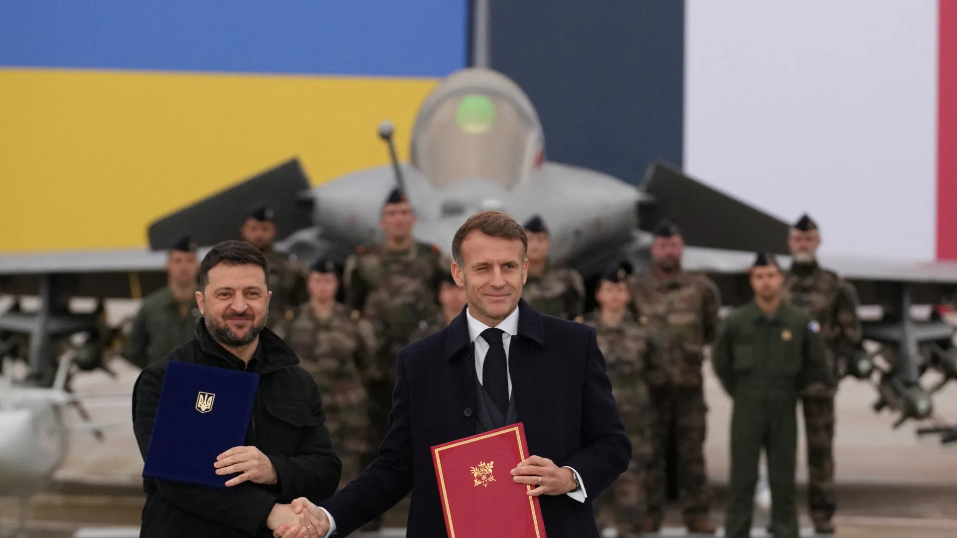 
                    Zelensky assina em França contrato de compra de aviões de combate
                
