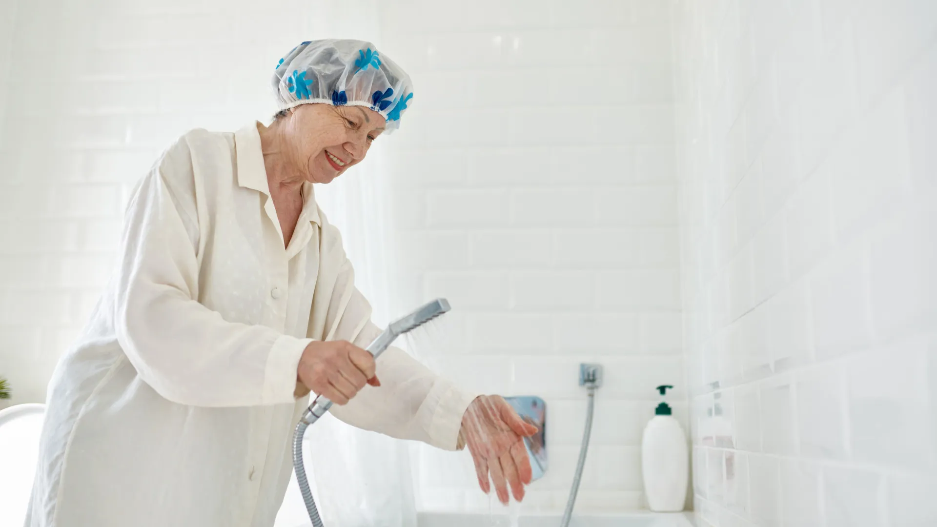 
                    Idosos não devem tomar banho todos os dias. Dermatologista explica porquê
                