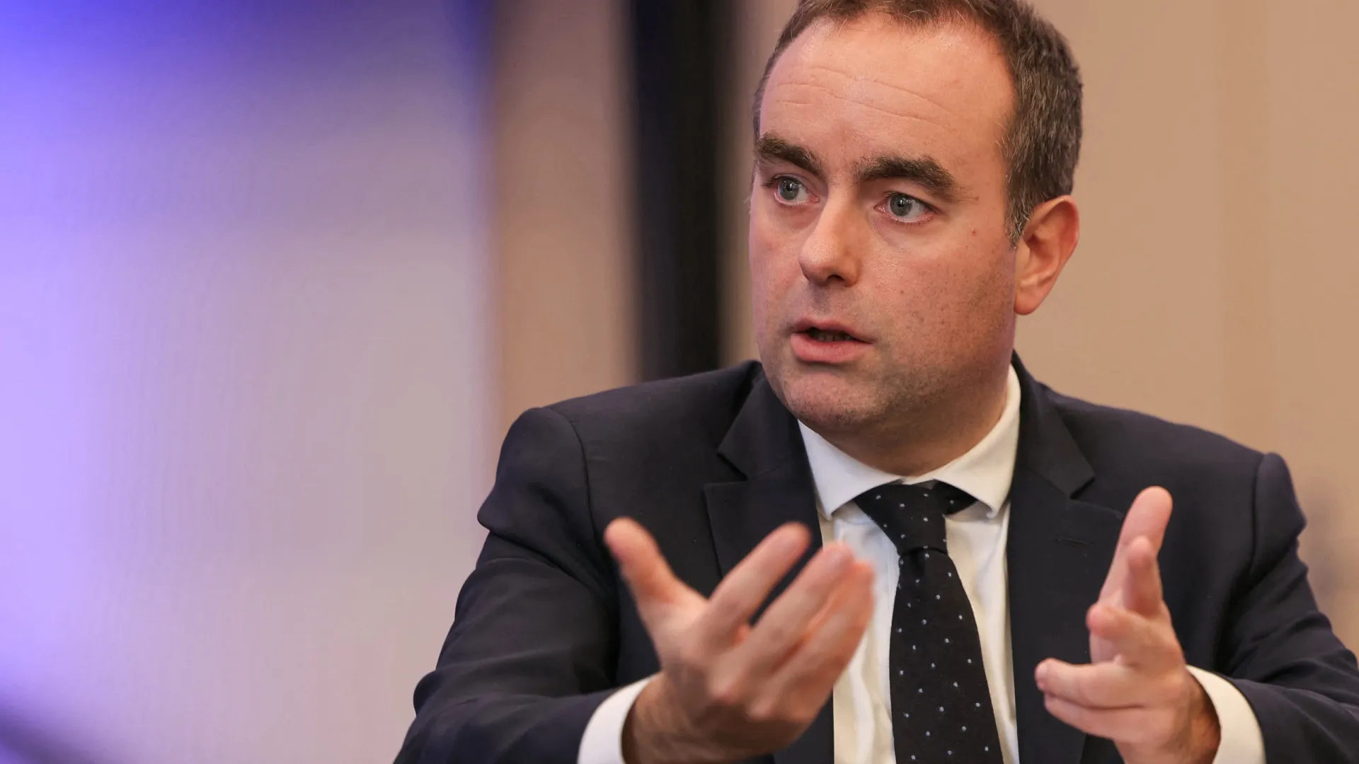 
                    Lecornu avisa que ausência de orçamento é 