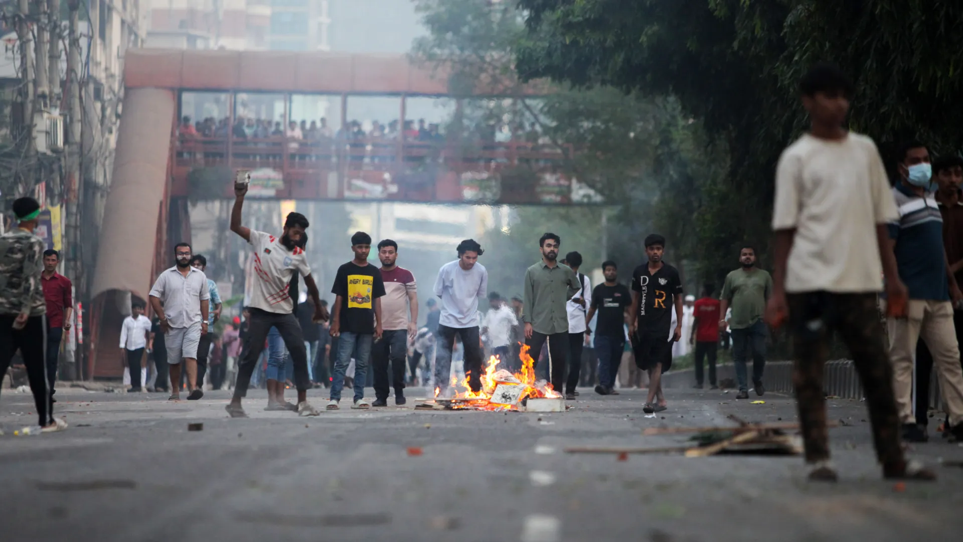 
                    Distúrbios no Bangladesh após condenação à morte da ex-primeira-ministra 
                