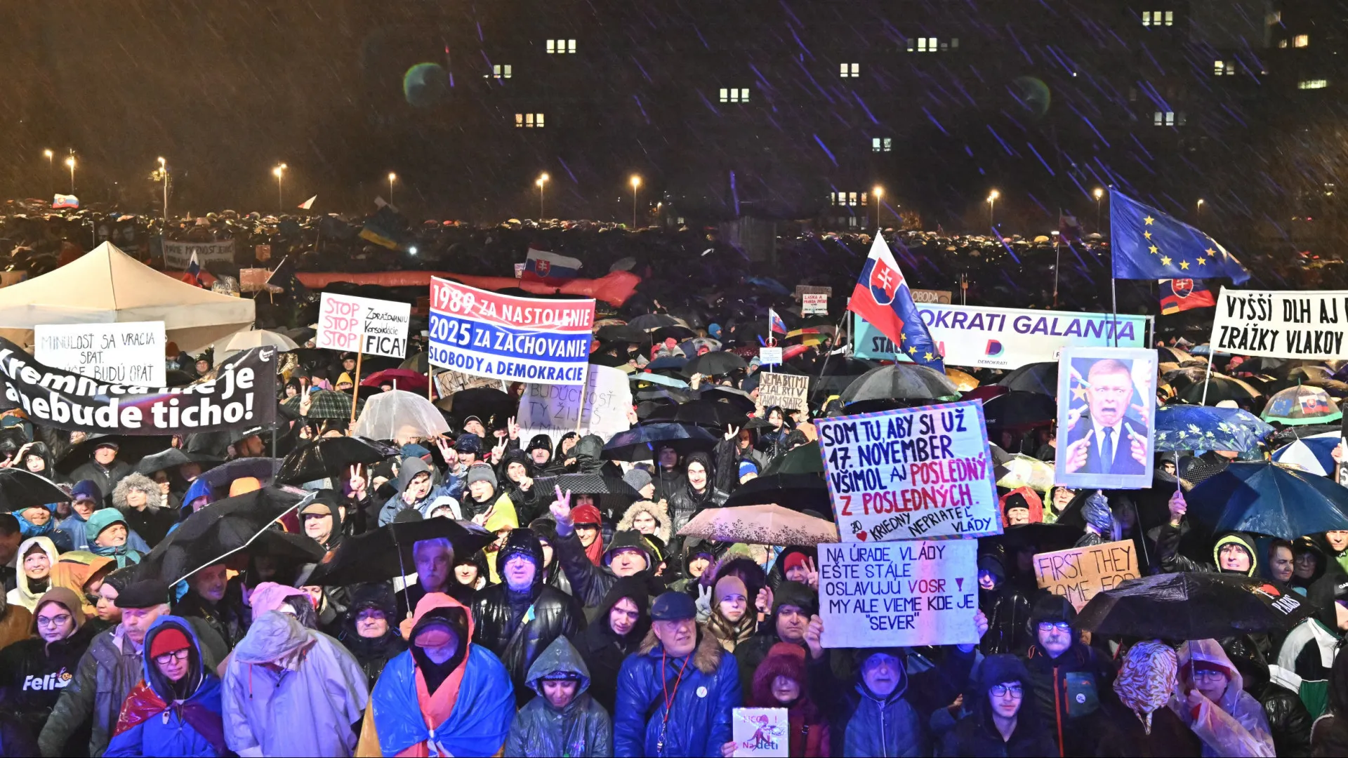 
                    Eslovacos protestam contra primeiro-ministro pró-russo
                