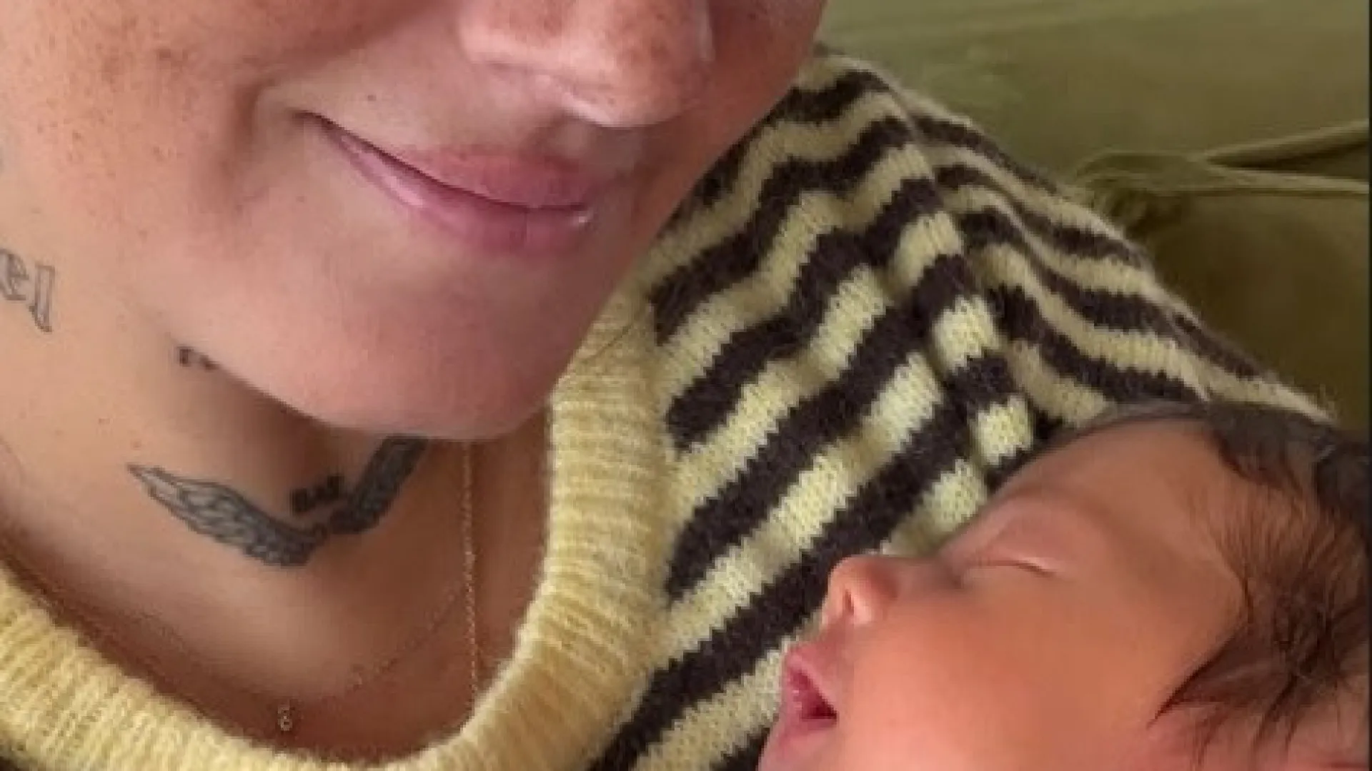 
                    Carolina Deslandes mostra novas fotos do filho recém-nascido
                