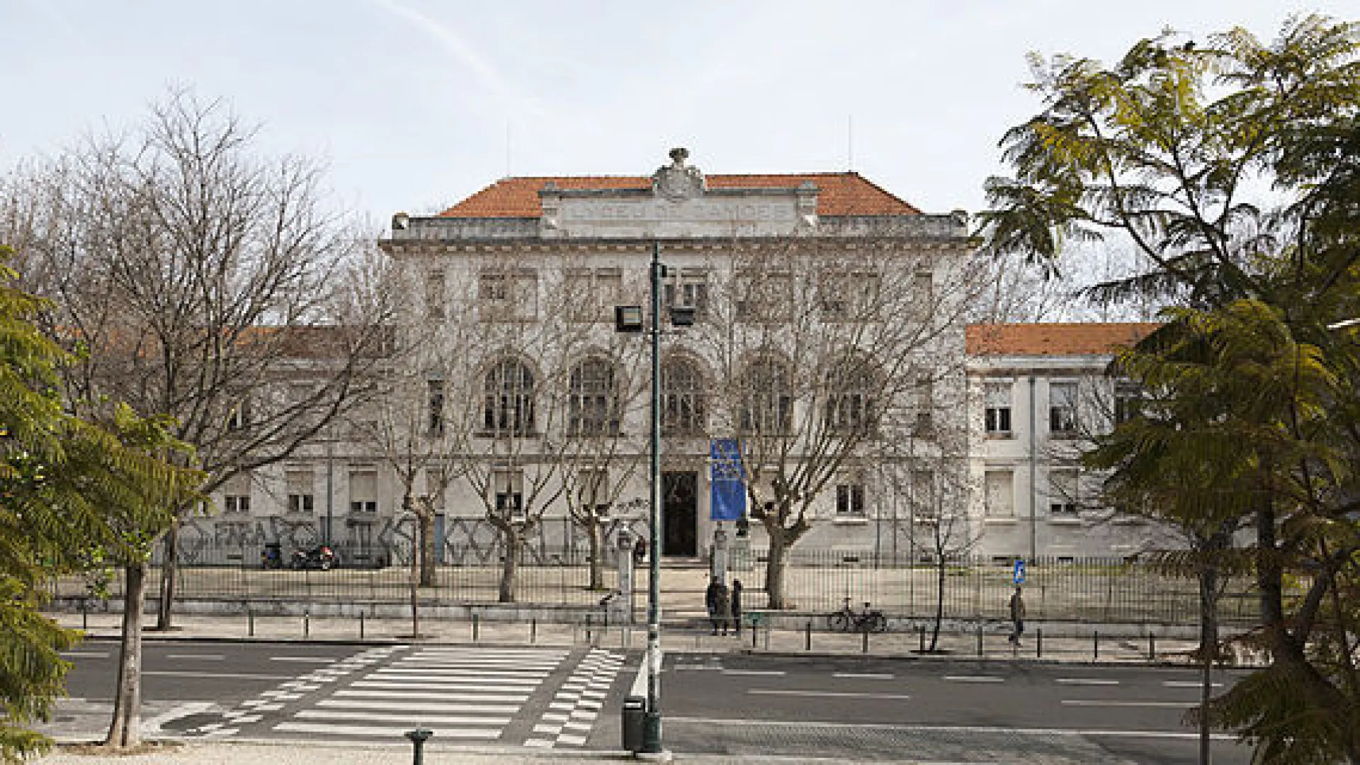 
                    Alunos do Liceu Camões fecham escola a cadeado pelo fim dos fósseis
                