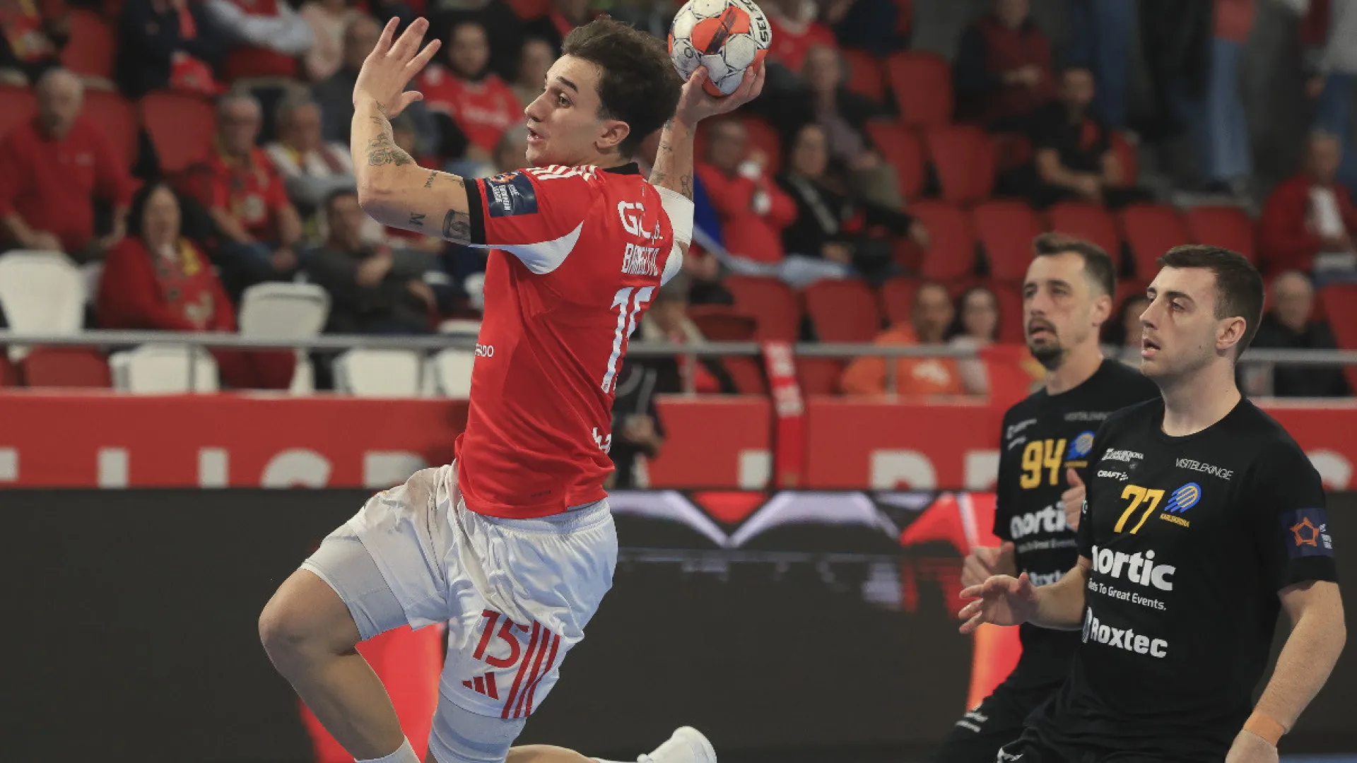 
                    Benfica volta a vencer e fica perto da Main Round. FC Porto perde em casa
                