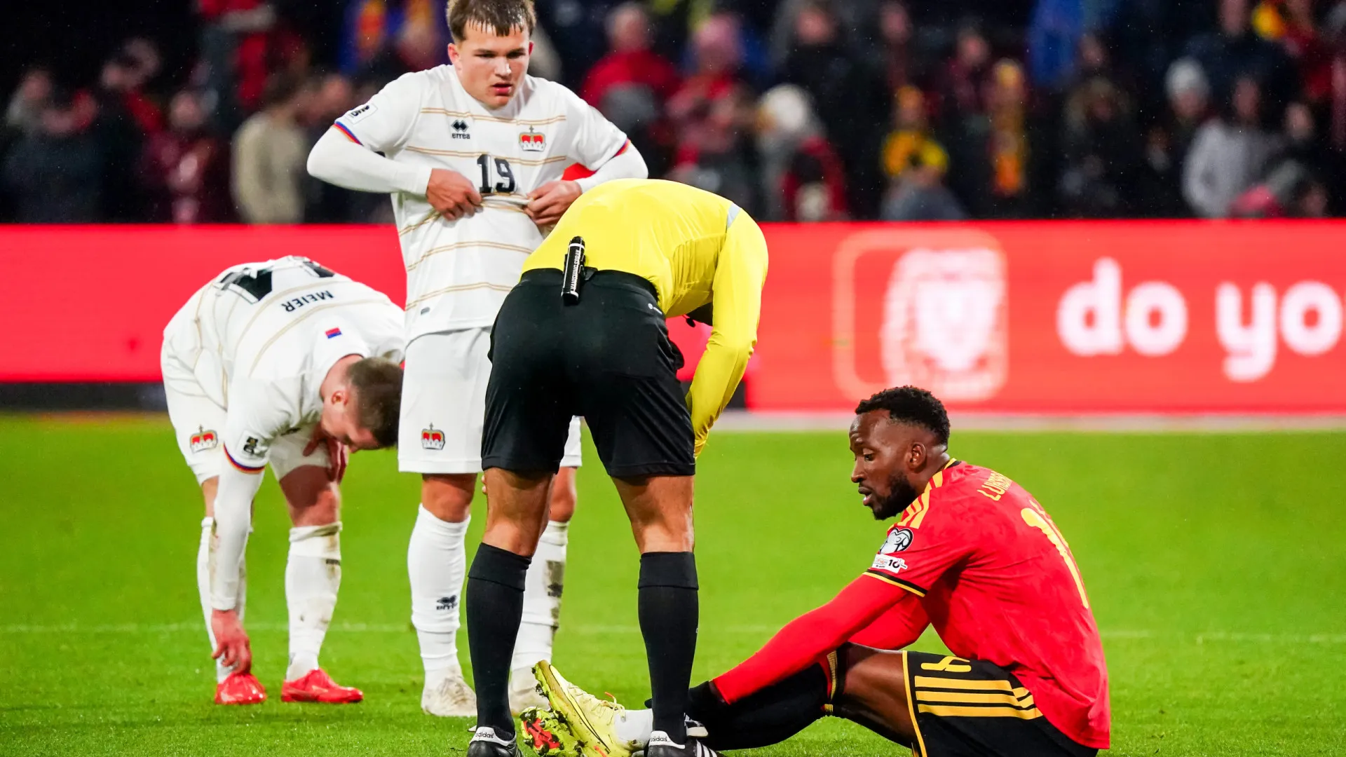 
                    Soam os alarmes no Benfica? Lukebakio lesiona-se e Bélgica acaba com dez
                