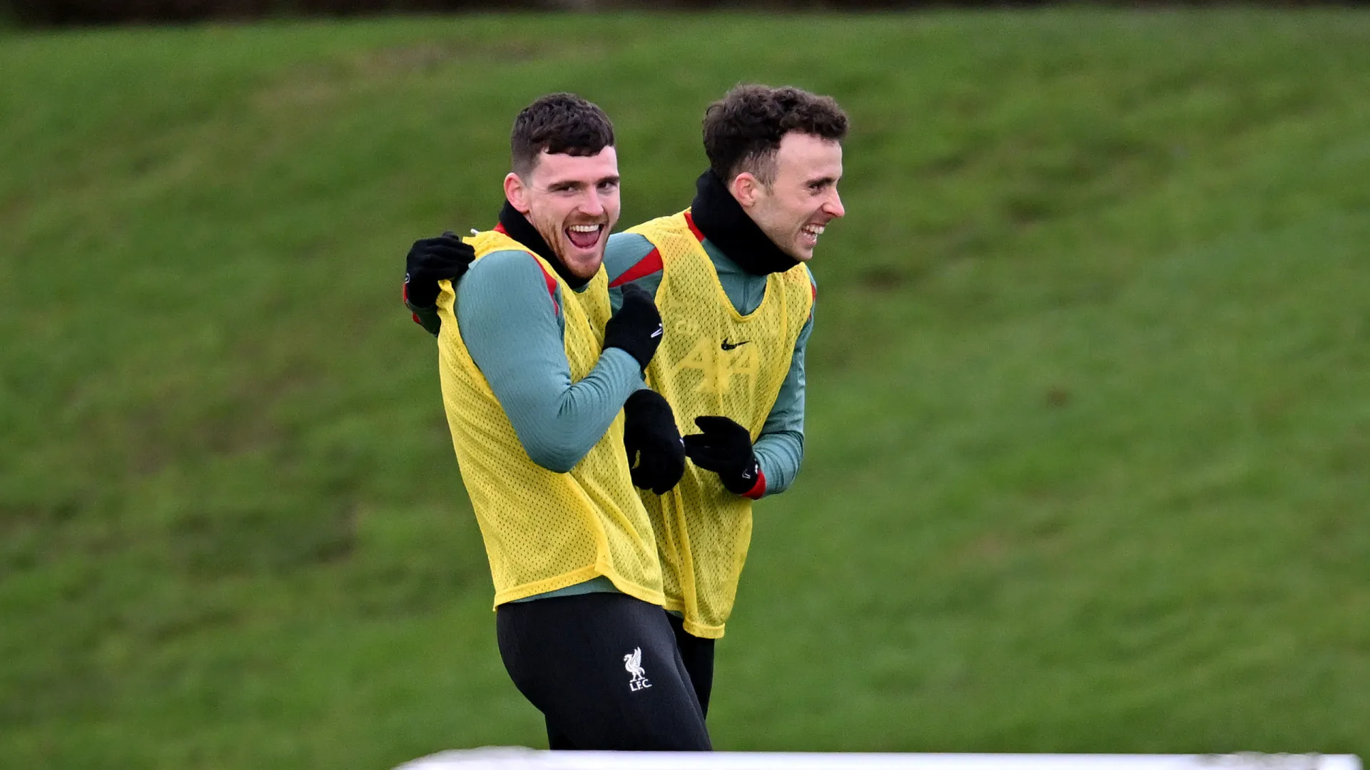 
                    Em lágrimas, Robertson lembra Diogo Jota: 