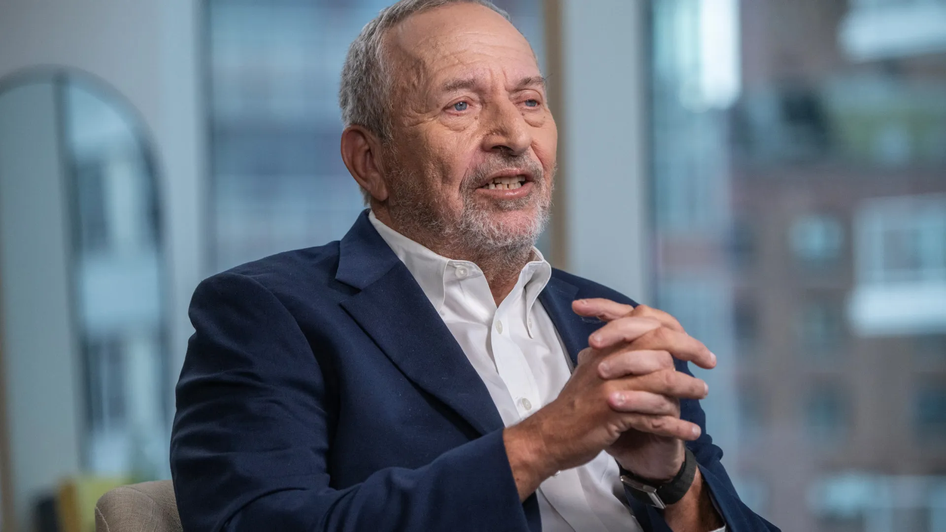 
                    Ex-secretário do Tesouro afasta-se após divulgação de e-mails com Epstein
                