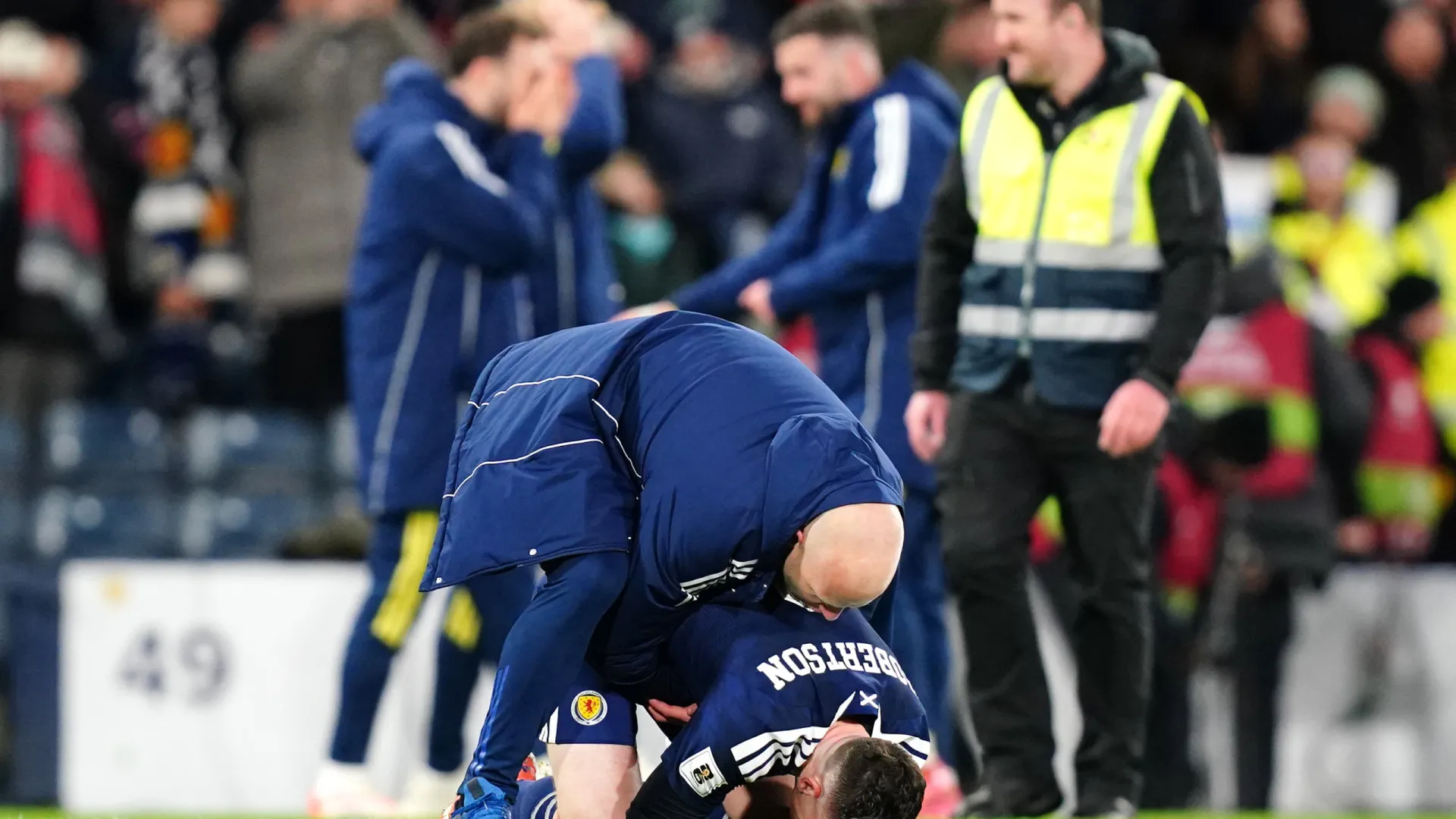 
                    As lágrimas de Robertson, o capitão escocês que não esqueceu Diogo Jota
                