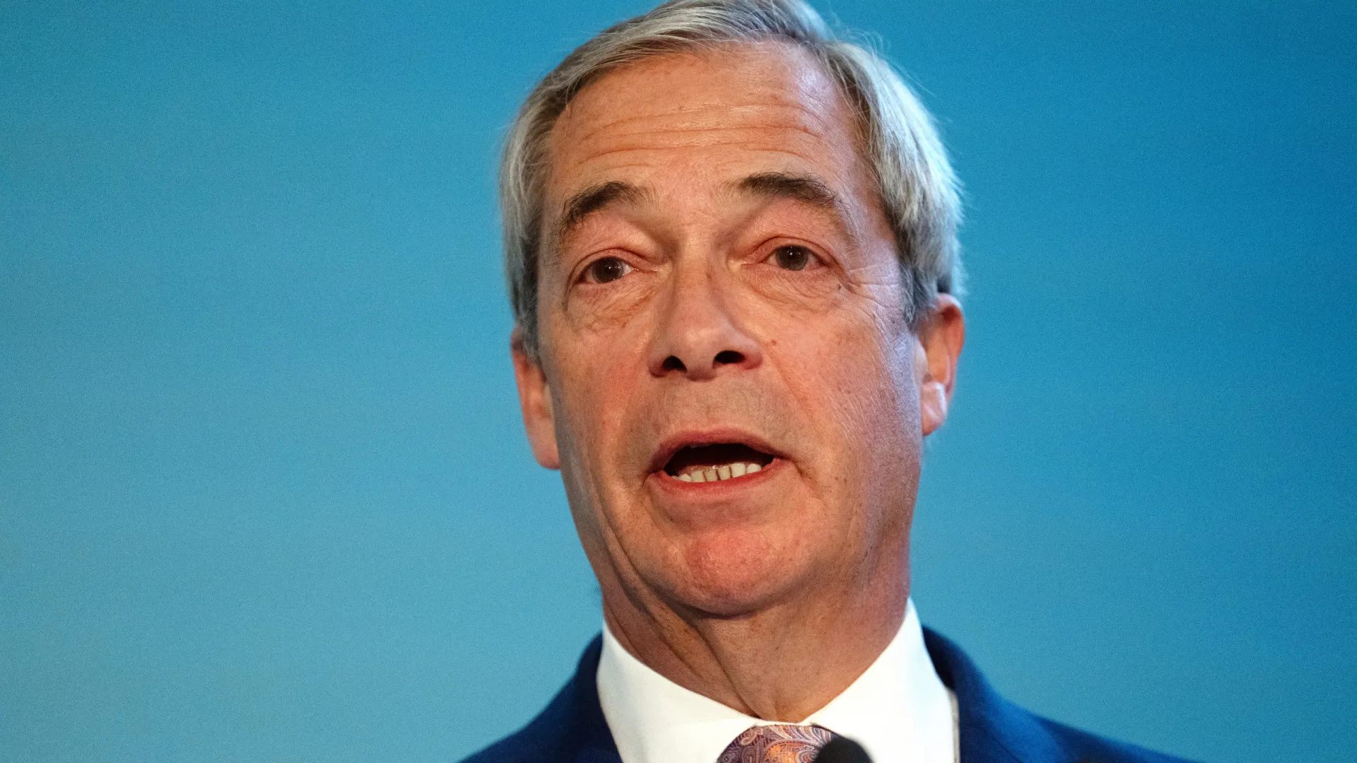 
                    Nigel Farage acusado de racismo e antissemitismo: 