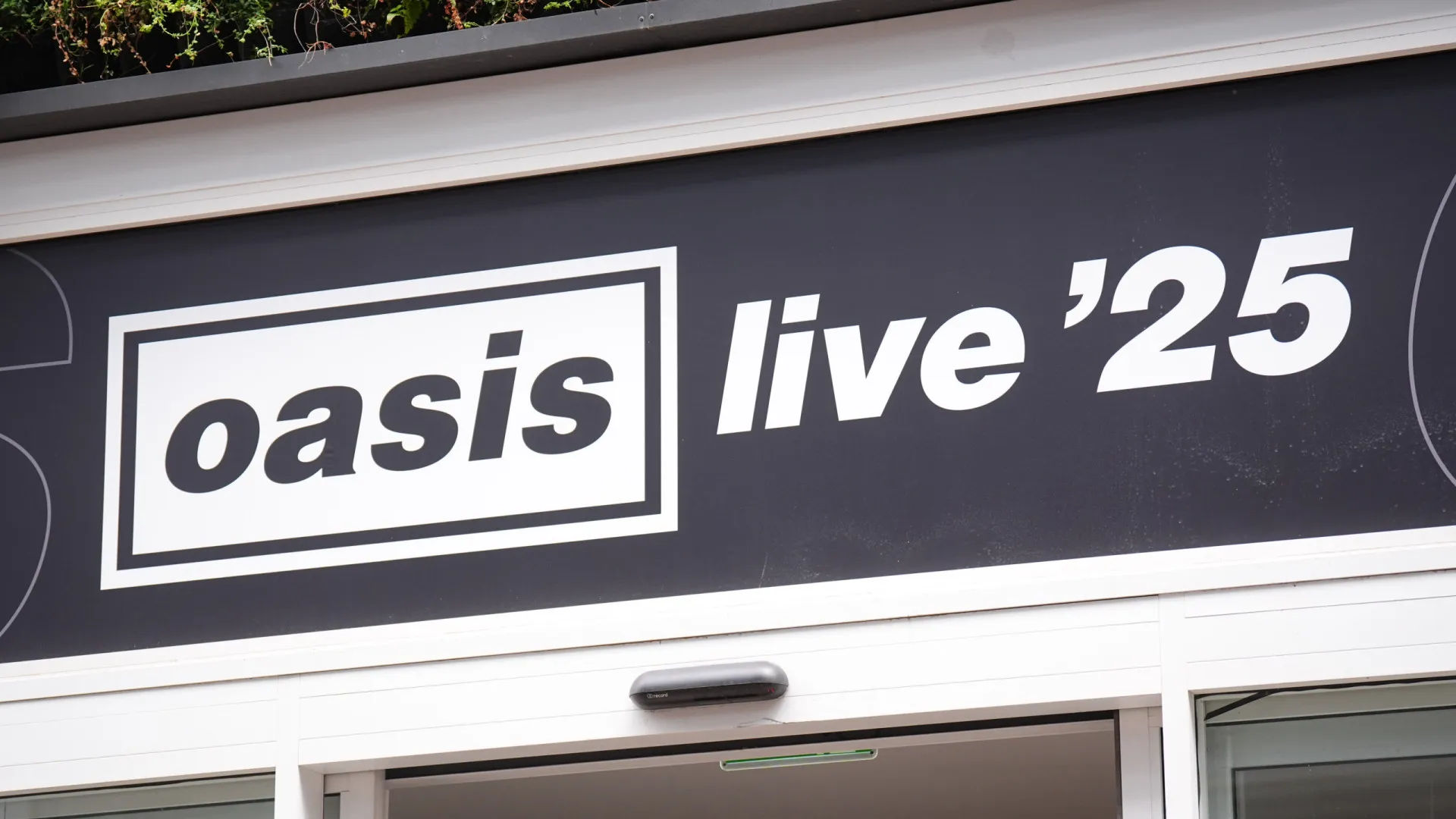 
                    Morte de fã em concerto dos Oasis em Londres foi 
