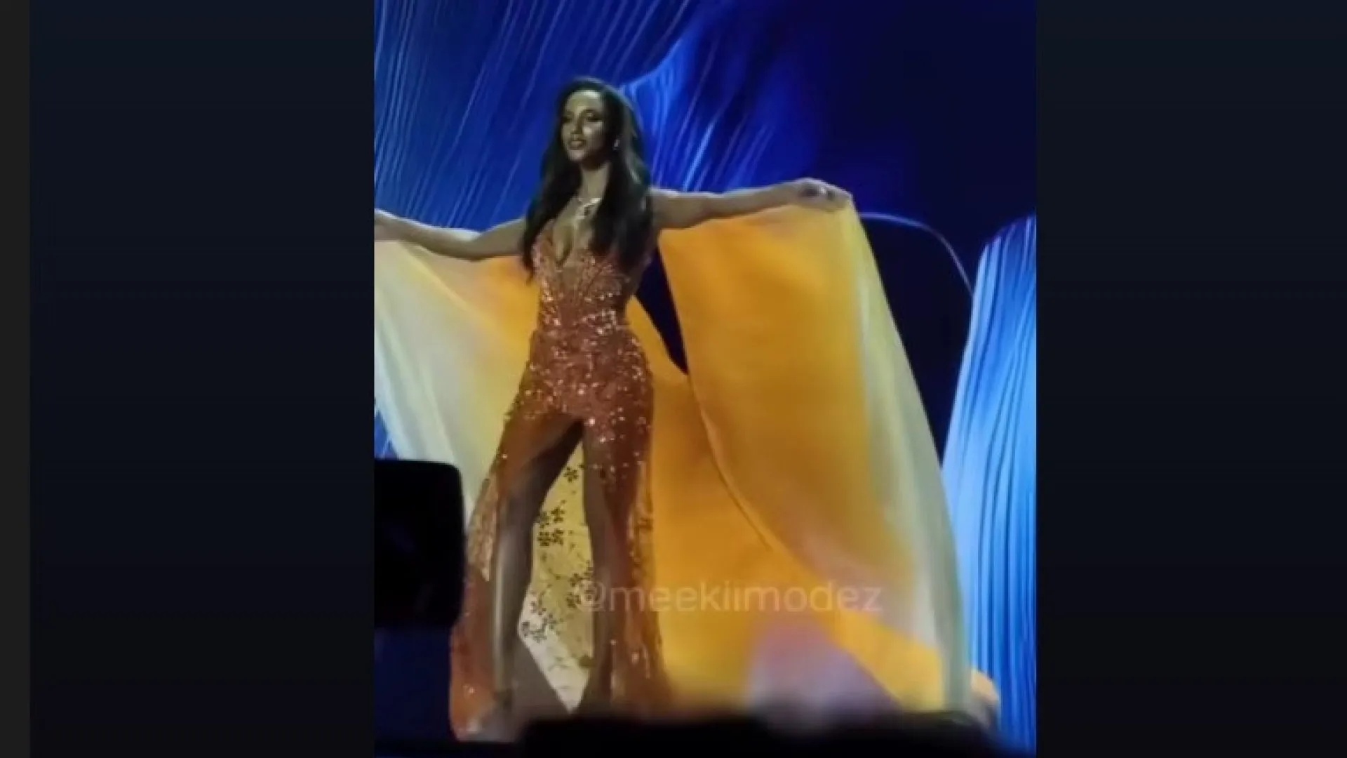 
                    Miss Jamaica caiu do palco durante desfile e saiu do evento de maca. Veja
                