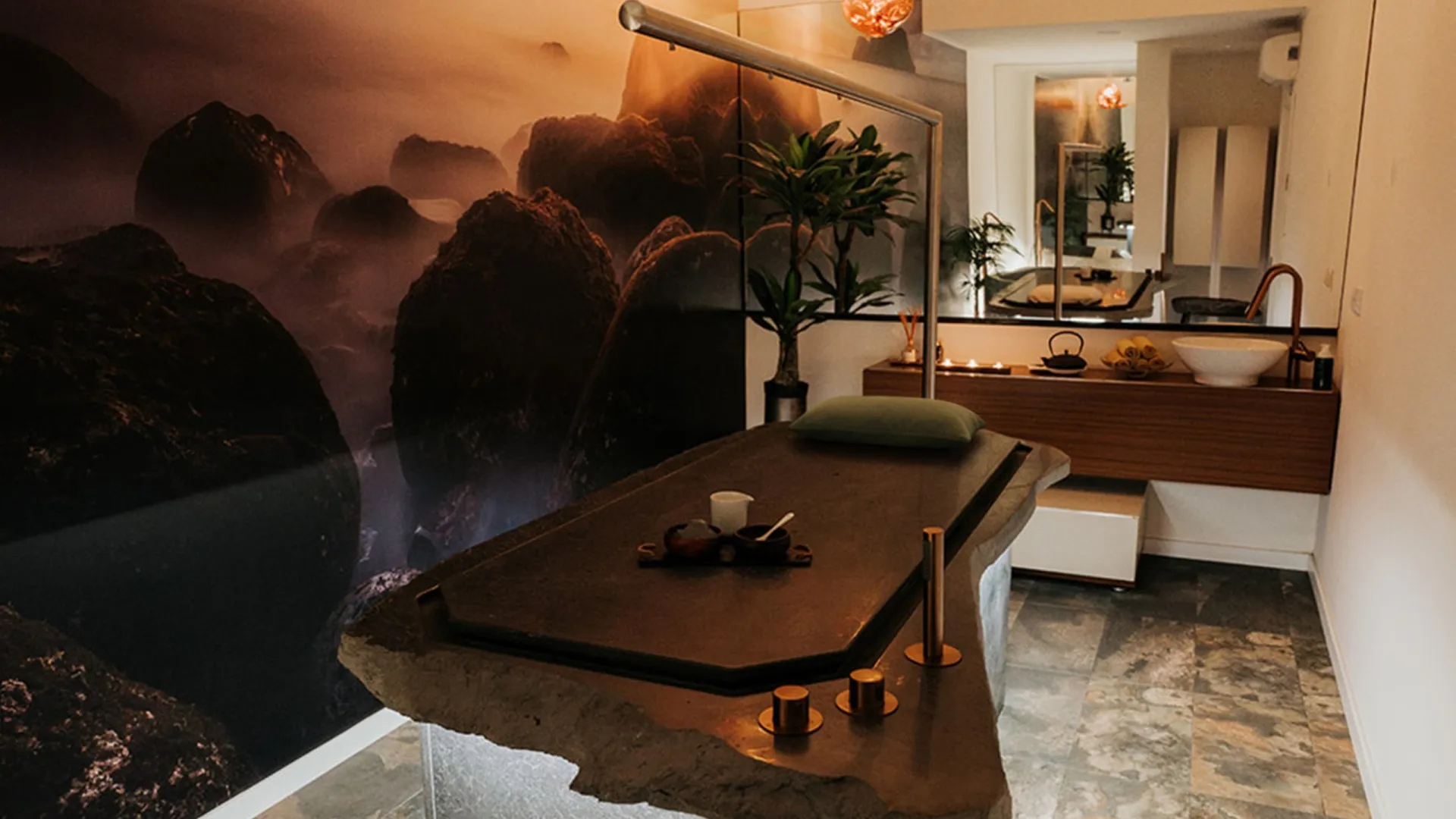 
                    Spa de luxo nos Açores tem marquesa e banheira com pedras vulcânicas
                