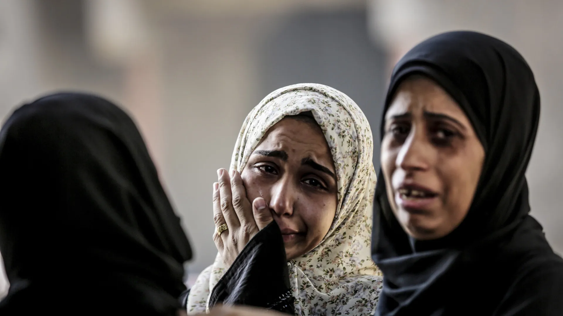 V izraelskih napadih v Gazi ubitih več deset Palestincev, na Zahodnem bregu aretacije