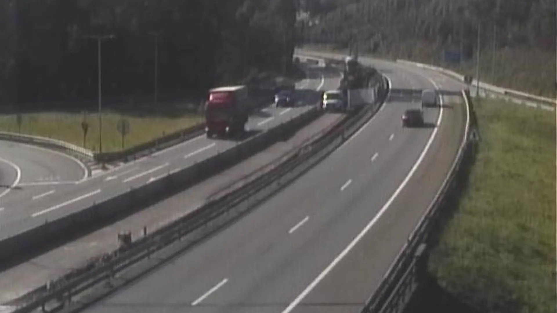 
                    Acidente faz 3 feridos e corta A3 no sentido norte-sul junto a Sto. Tirso
                