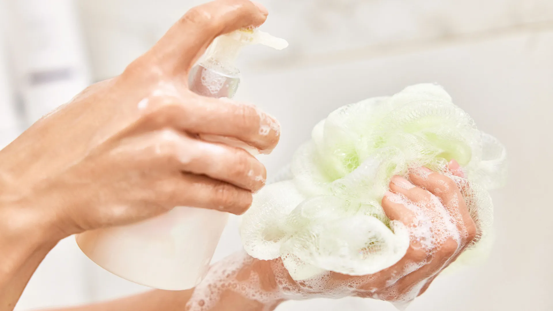 
                    Dermatologistas alertam: Livre-se da esponja de banho o quanto antes
                