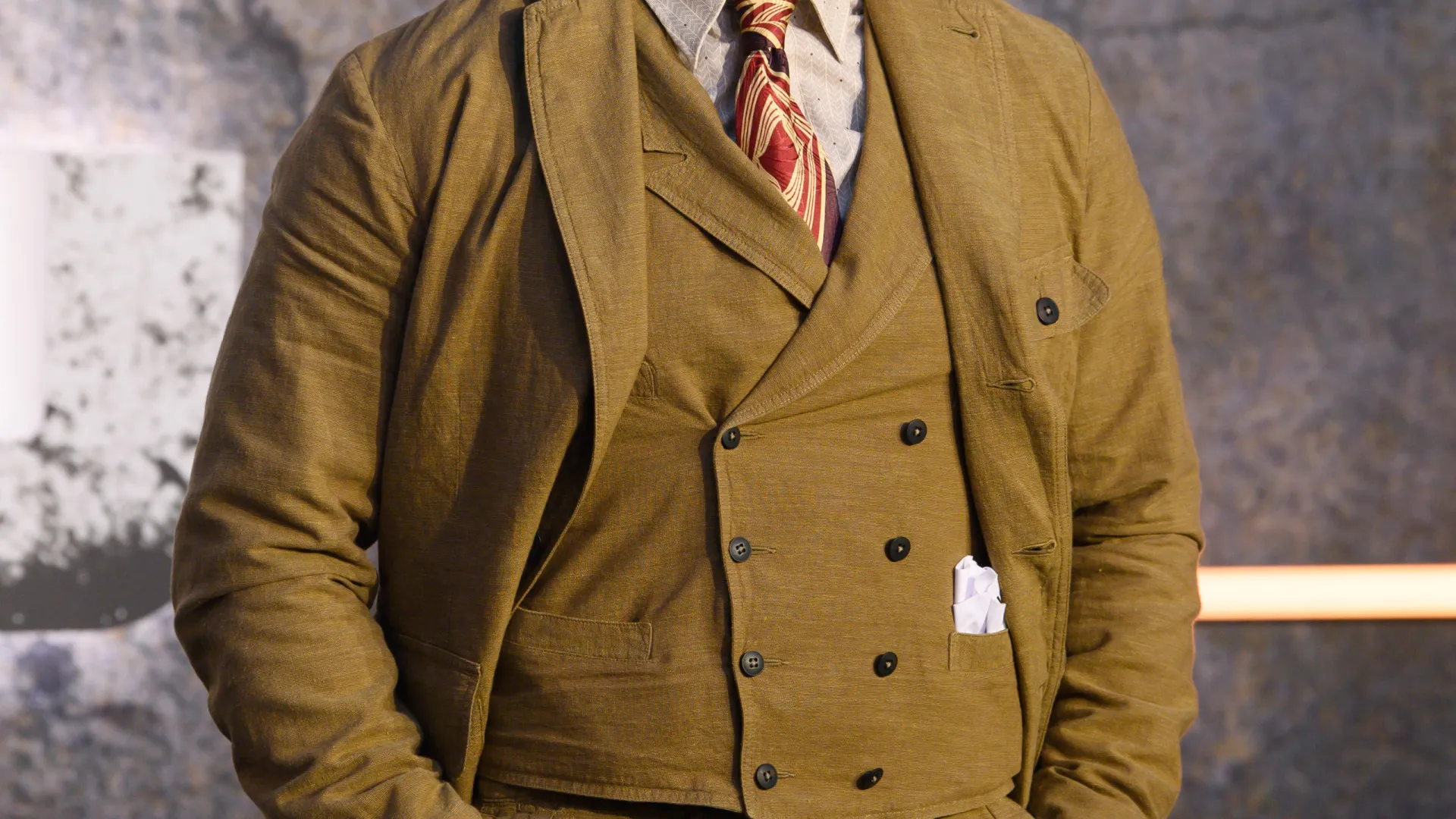 
                    Tom Hardy é visto apenas de t-shirt e boxers em gravações de série
                