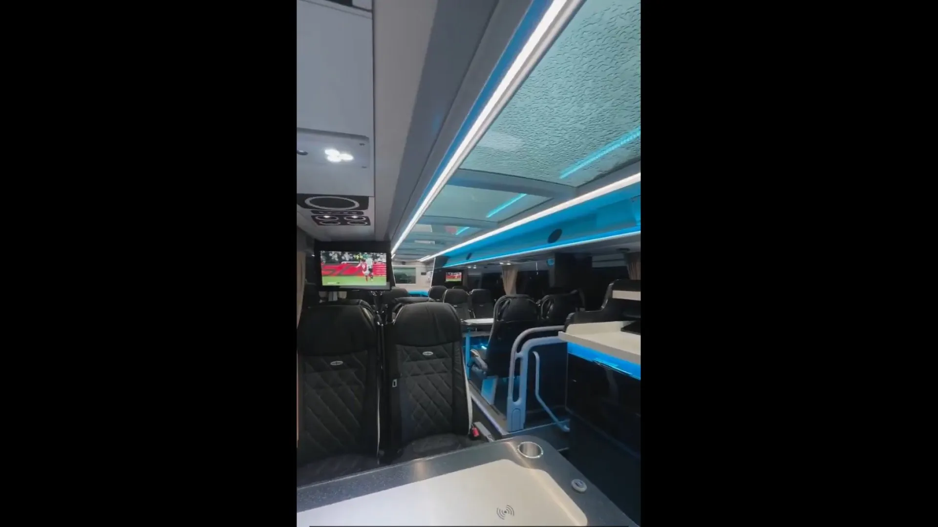 
                    Definição de luxo? Interior do autocarro do Newcastle torna-se viral
                