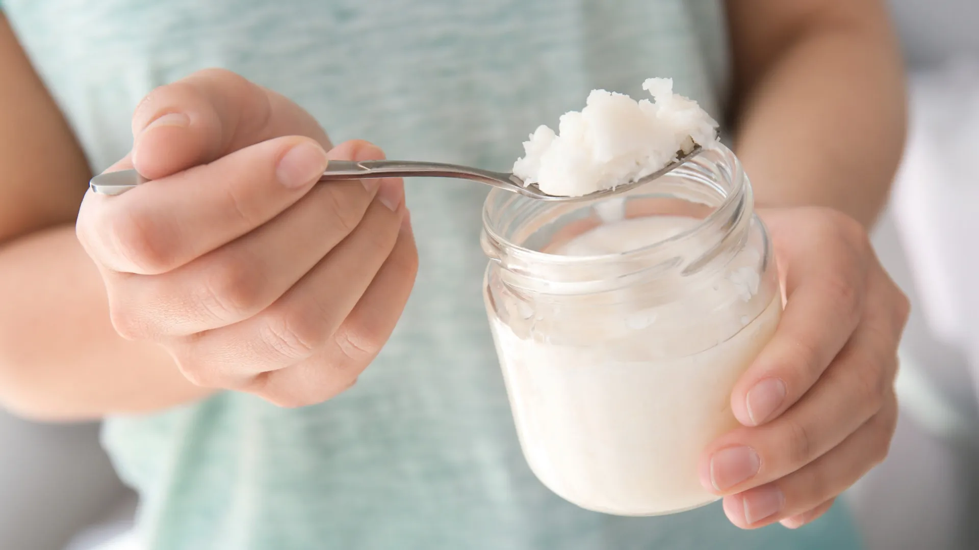 
                    Quatro formas de usar óleo de coco na limpeza da cozinha
                