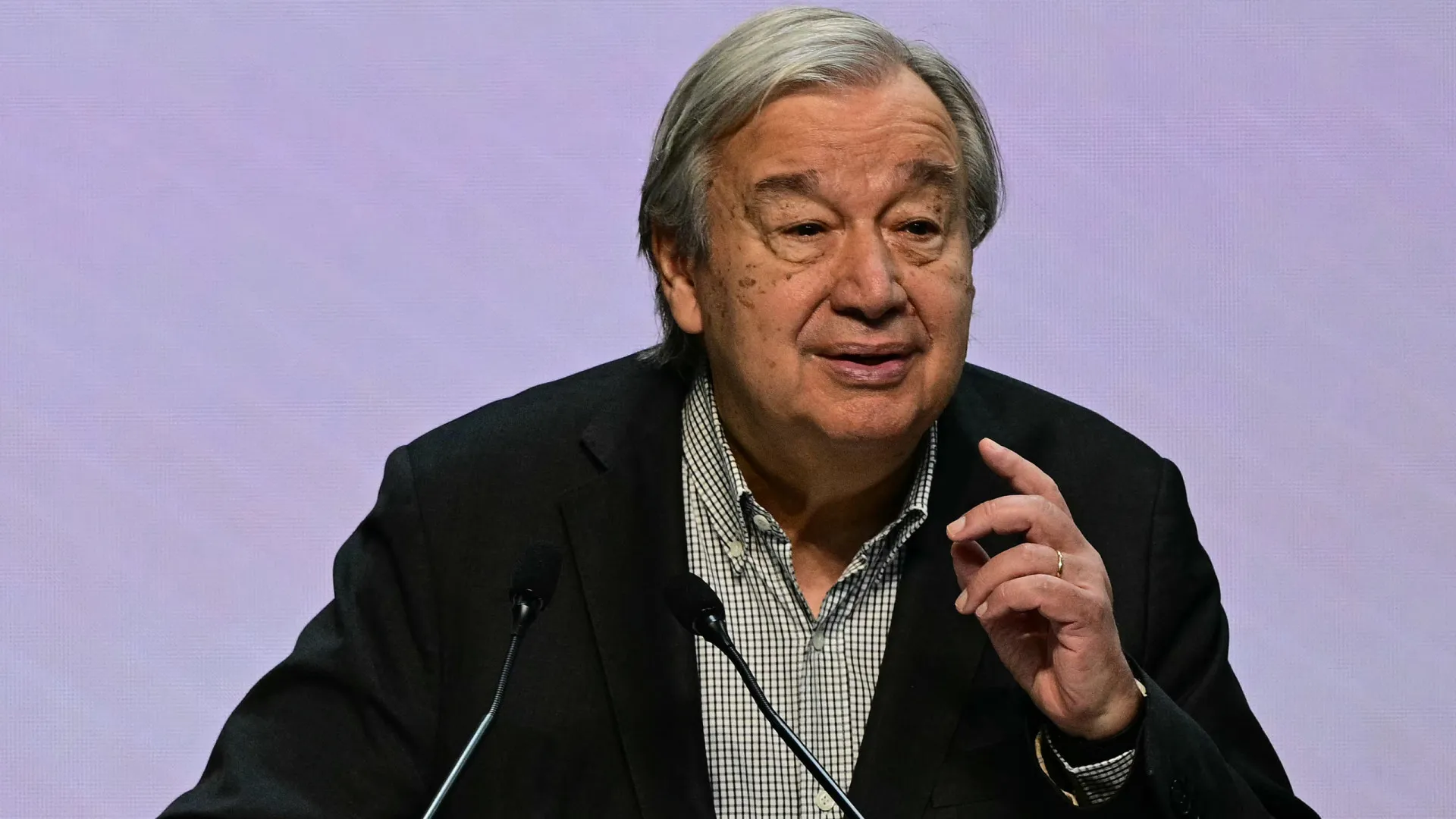 
                    António Guterres pede 