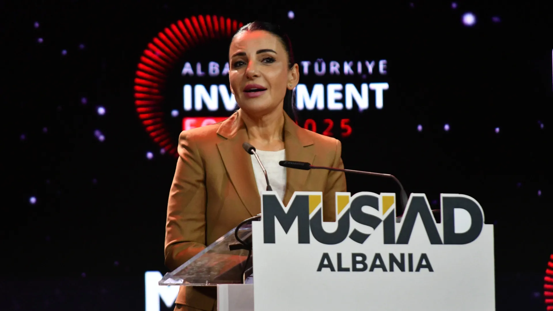 
                    Vice-primeira-ministra albanesa suspensa após acusação de corrupção
                