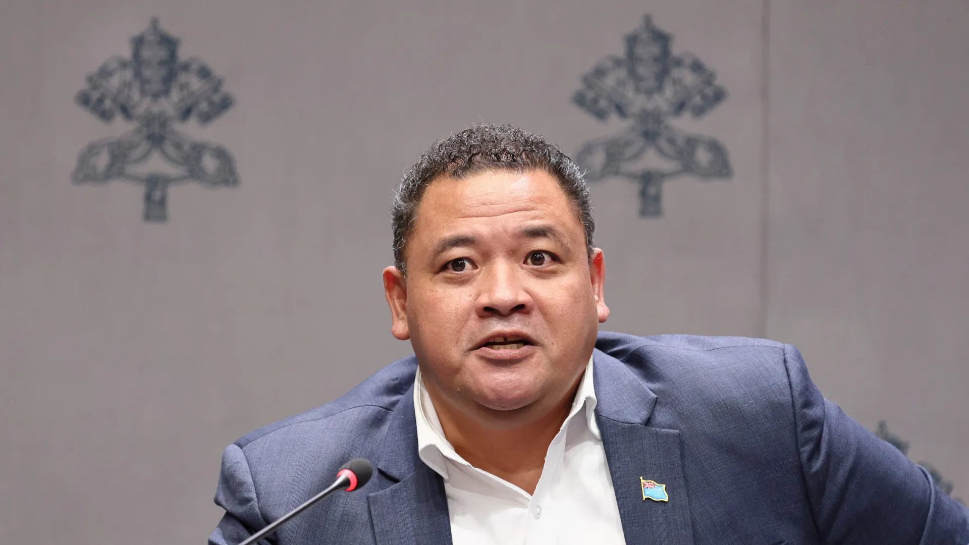 
                    Ministro de Tuvalu convida céticos do clima a viverem no país ameaçado
                