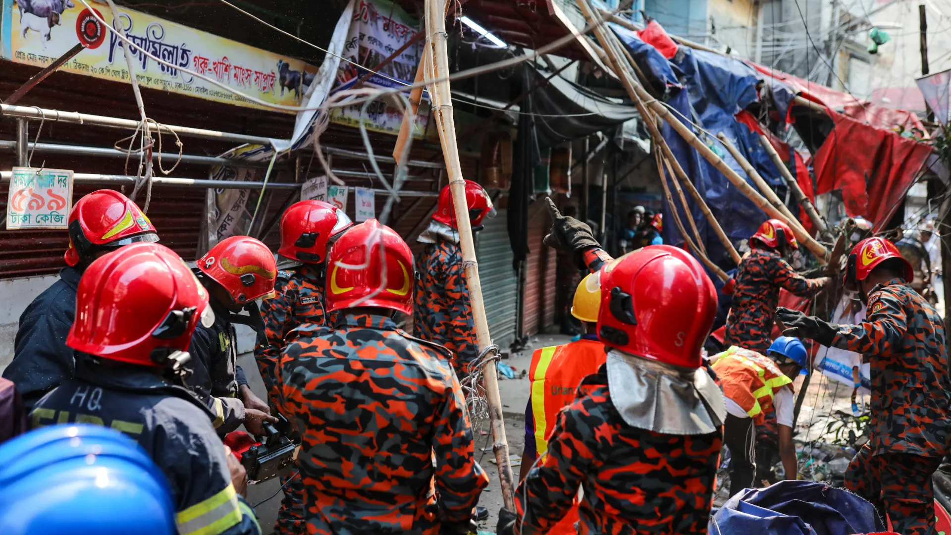 
                    Cinco mortos e vários feridos em sismo de 5,5 no centro de Bangladesh
                