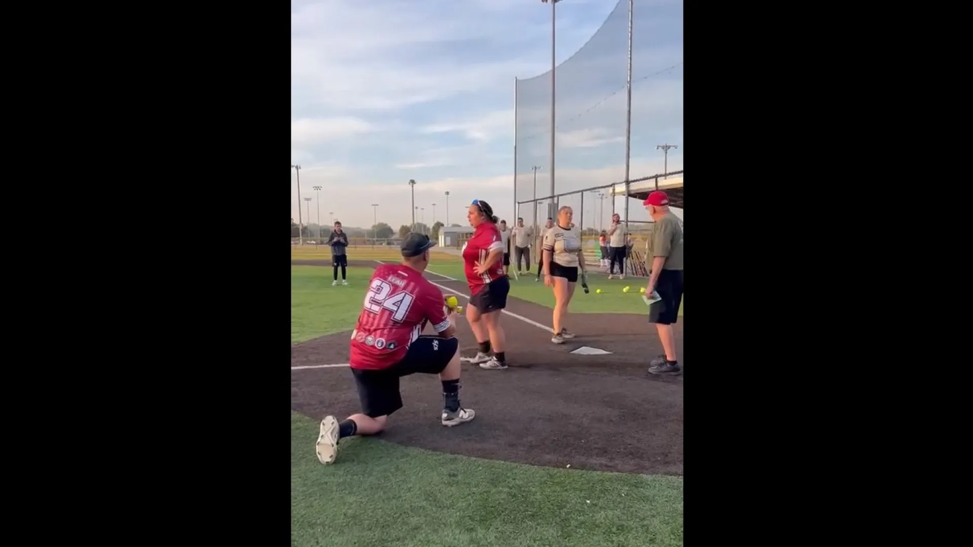 
                    Casamento? Jovem não vê que namorado está ajoelhado... e passa por ele
                