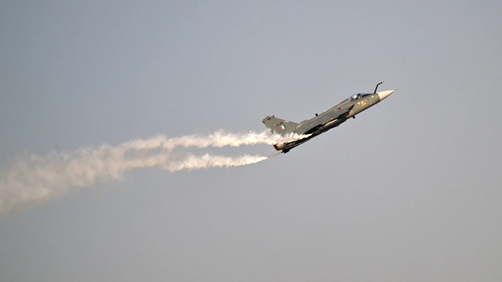 
                    Avião de combate indiano despenha-se em exibição no Dubai e piloto morre
                