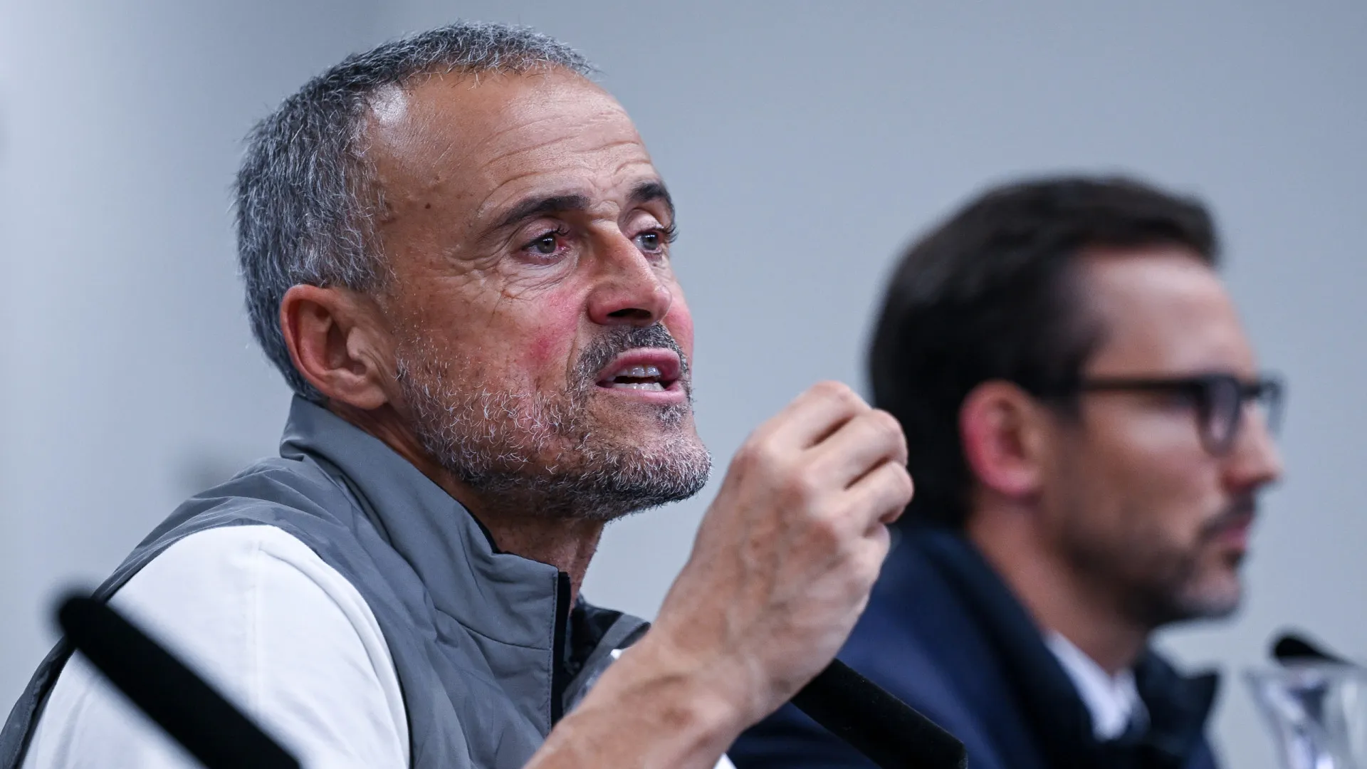 
                    Luis Enrique irrita-se com pergunta sobre João Neves: 