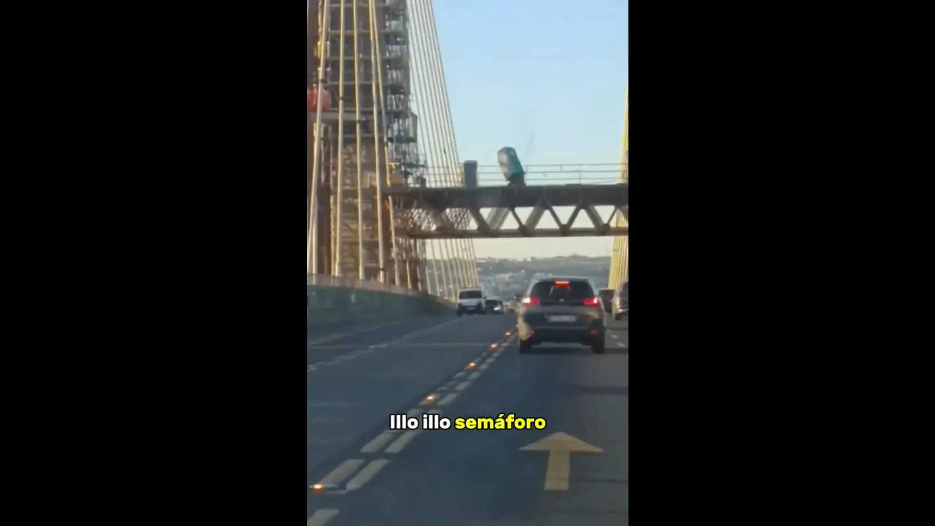 
                    WC portátil cai de grua numa ponte de Espanha: 