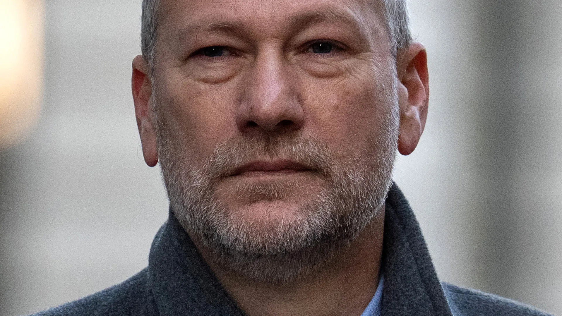 Nekdanjega evropskega poslanca Nathana Gilla obsodili na zapor zaradi korupcije v korist Rusije