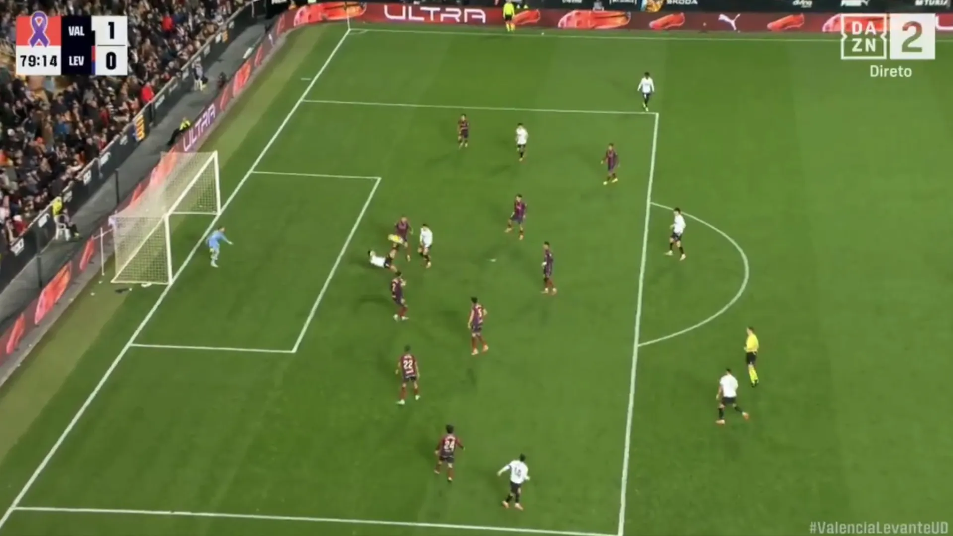 
                    Alguém pediu boleia? Hugo Duro decidiu o dérbi de Valência… de bicicleta
                