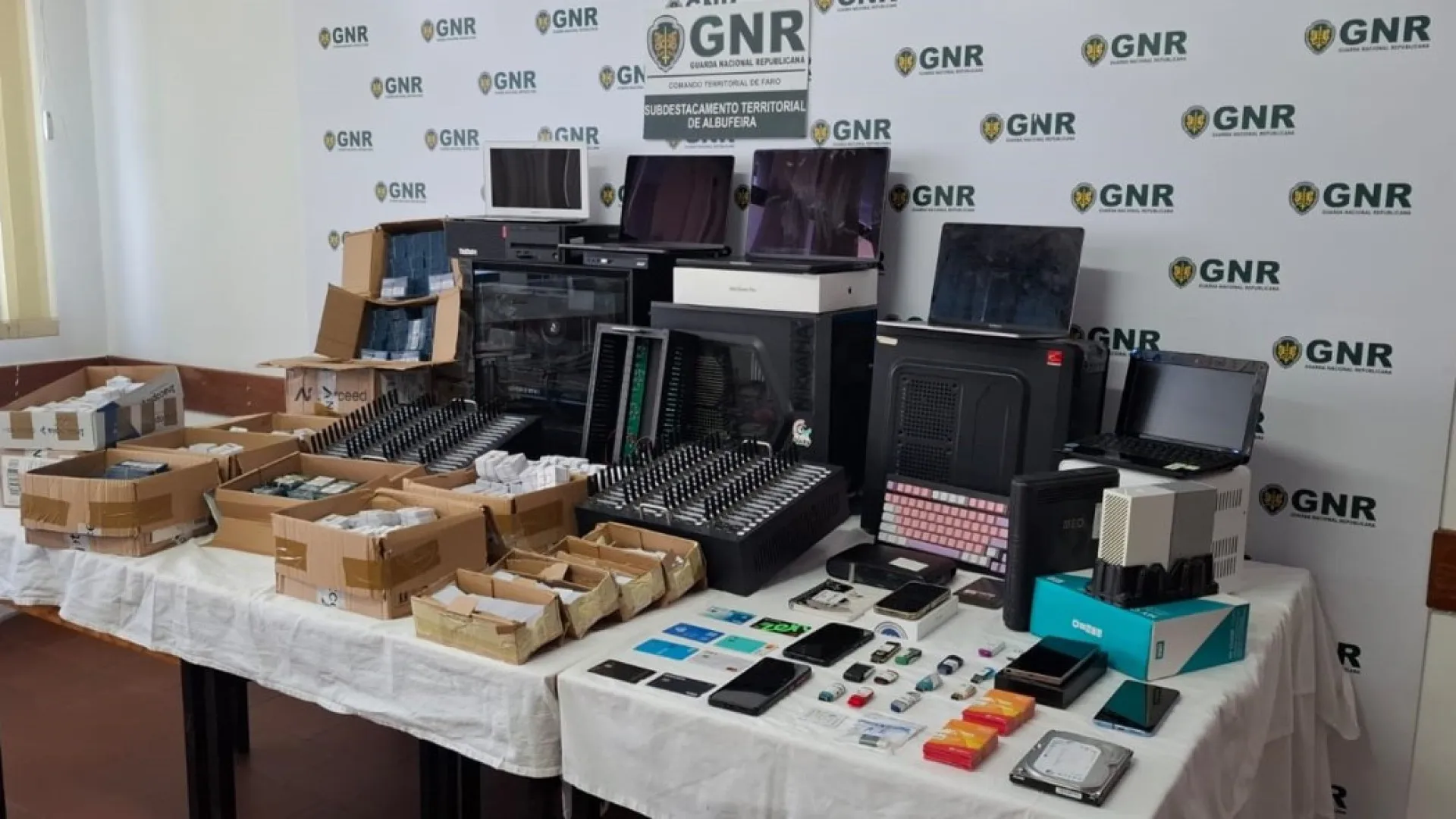 
                    Homem detido por suspeitas de integrar rede de burla 