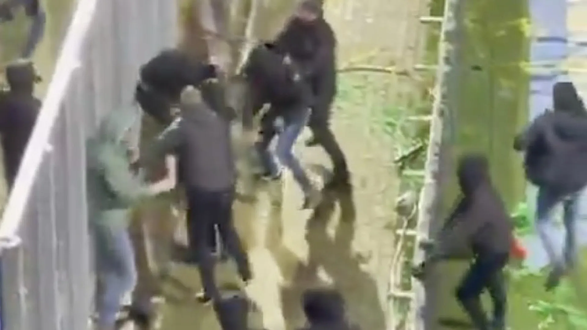 
                    Cenário de violência extrema suspende Cambuur-Den Haag por quase uma hora
                