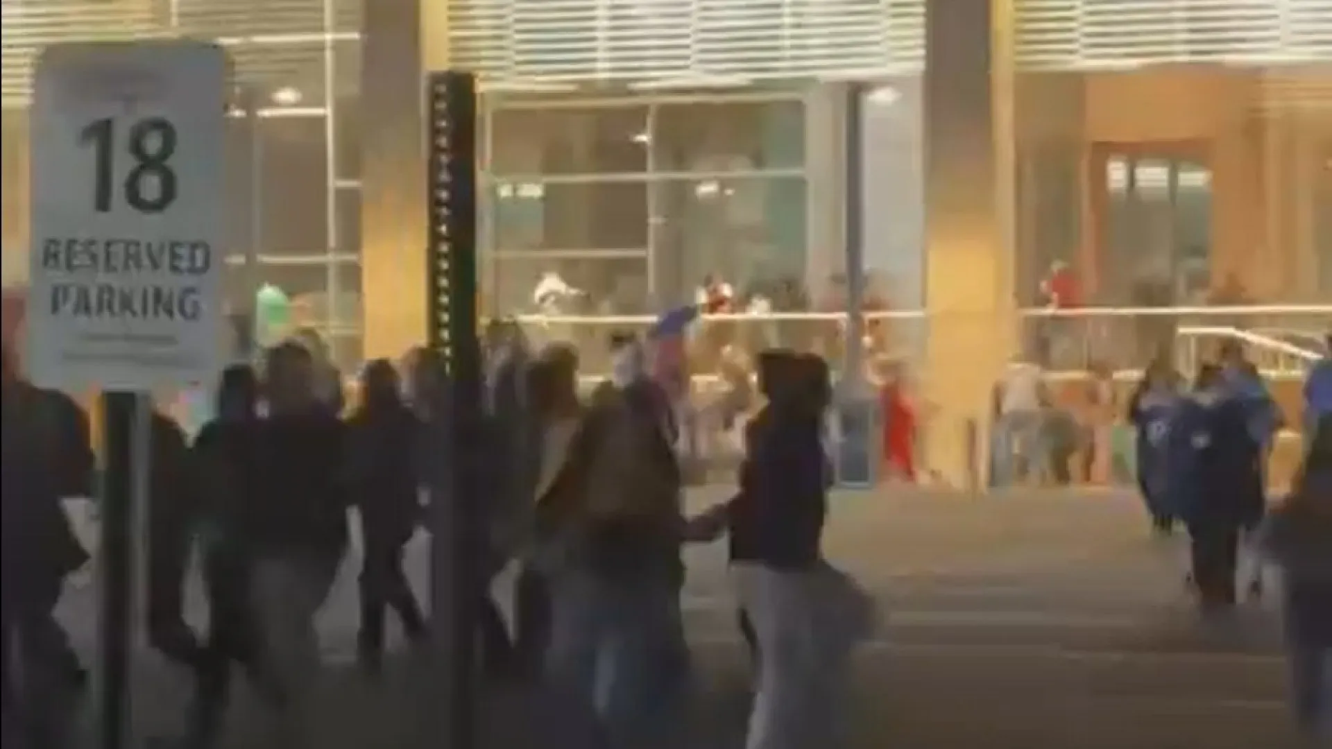 
                    Quatro feridos após tiroteio em evento de Natal na Carolina do Norte
                