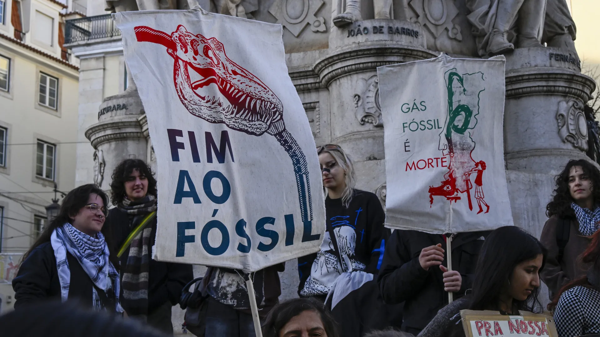 
                    Mais de 200 marcham em Lisboa pedindo fim dos combustíveis fósseis até 2030
                