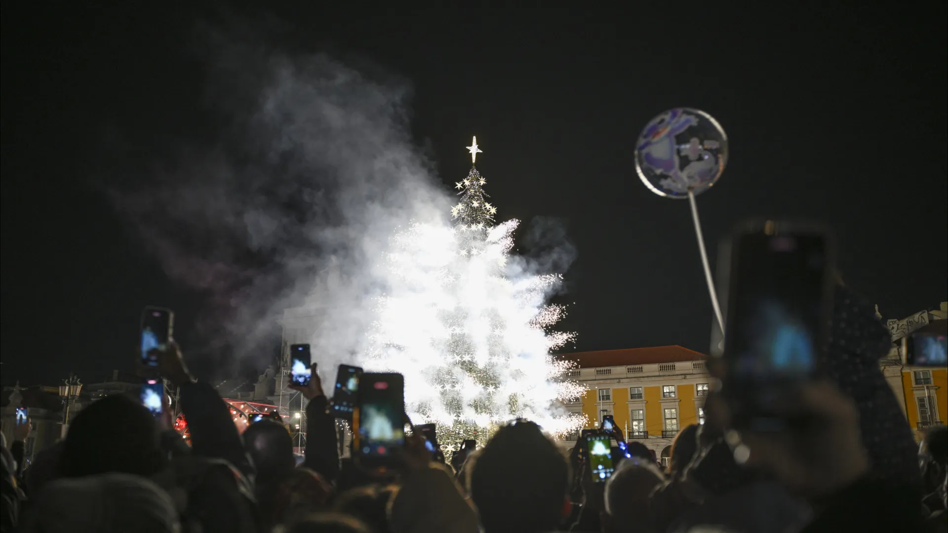 
                    Luzes de Natal já brilham em Lisboa! Veja o momento (e o caos que gerou)
                