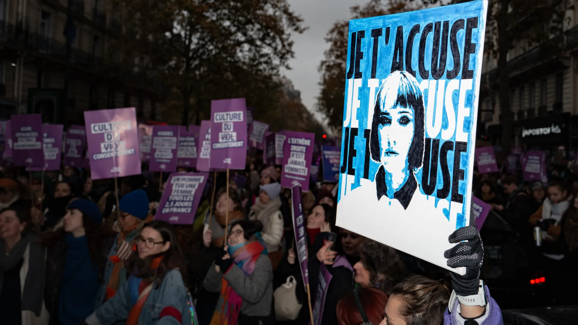 
                    Milhares manifestam-se em França por mais apoio contra violência machista
                
