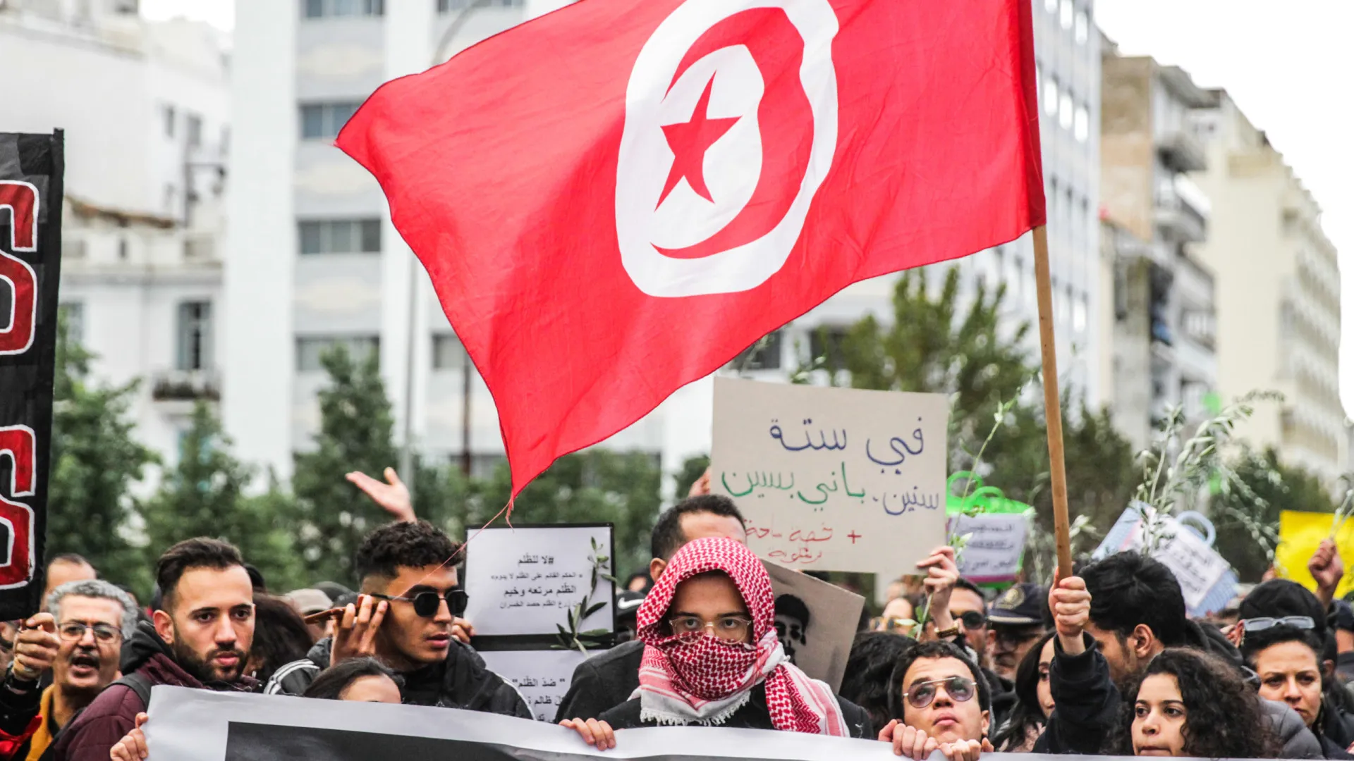 
                    Mais de 2.000 protestaram na Tunísia contra 