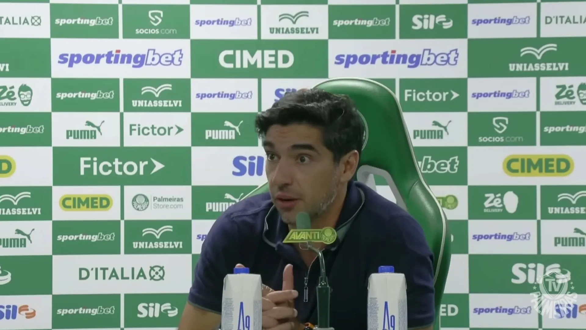 
                    Abel deita a toalha ao chão no Palmeiras: 