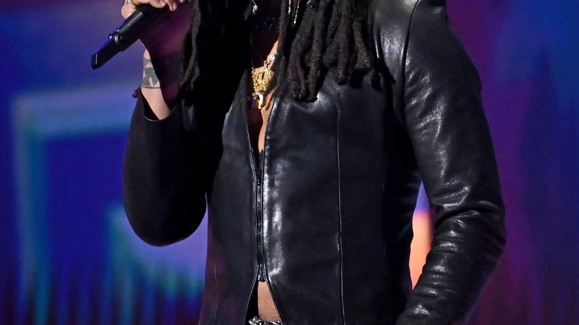 
                    Fã de Lenny Kravitz ranca rastas do cantor em concerto. 