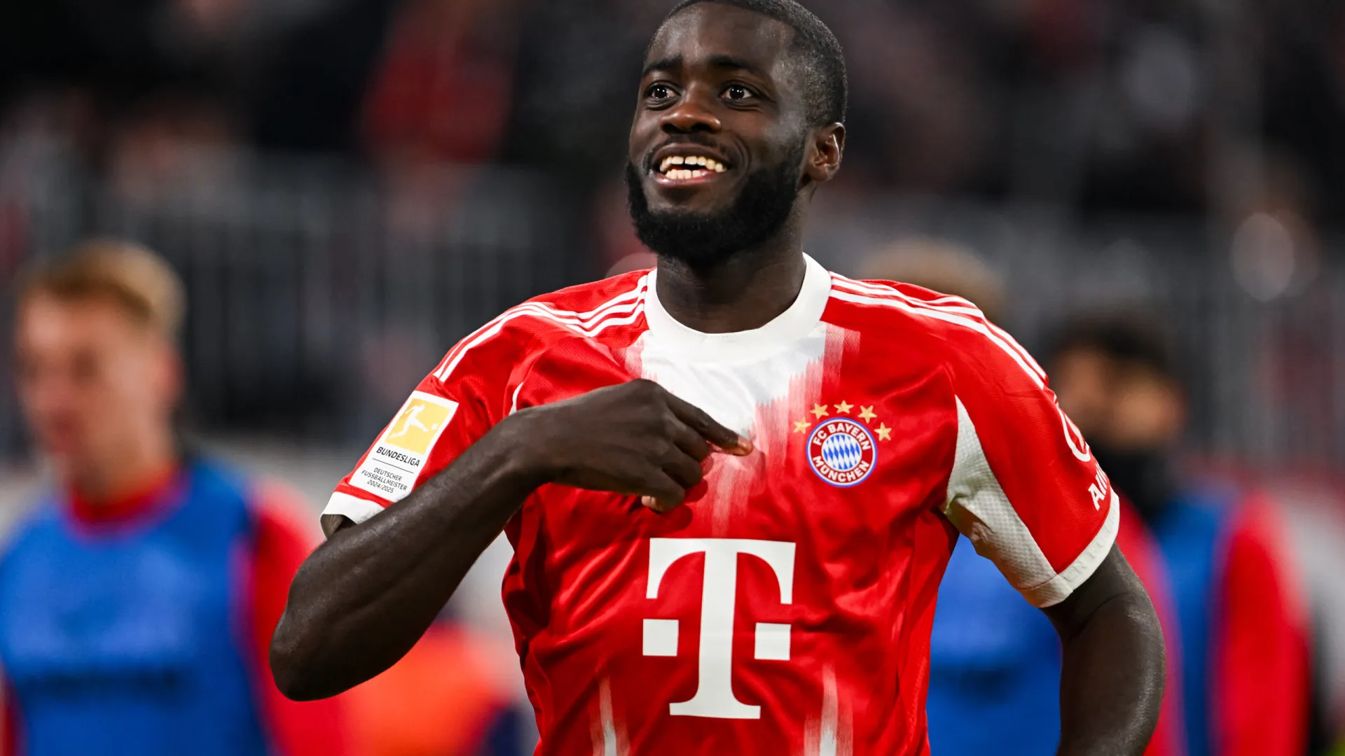 
                    Oficial: Bayern Munique acaba com as dúvidas sobre Upamecano
                