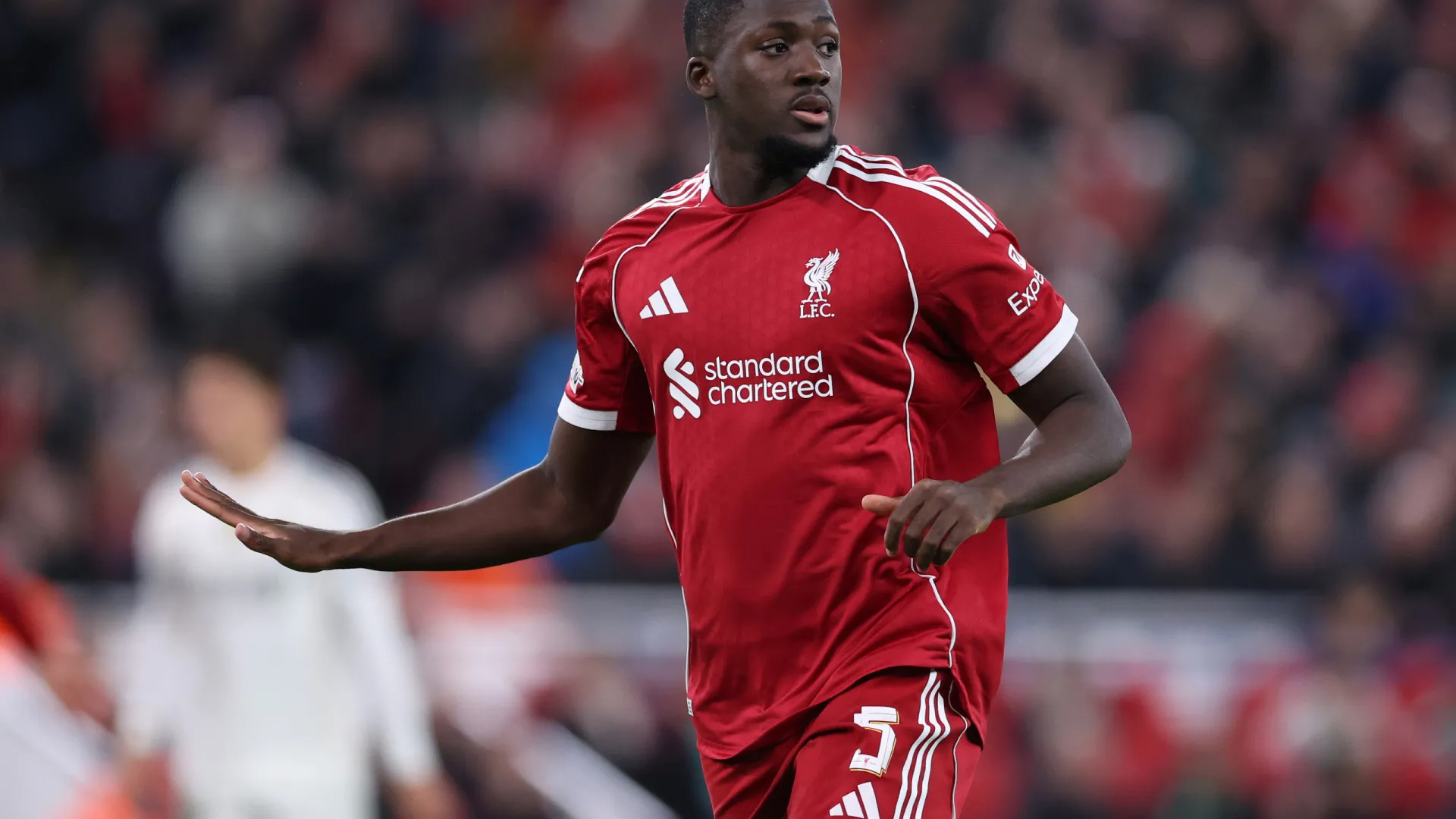 "É desumanizante". Liverpool condena insultos racistas a Konate