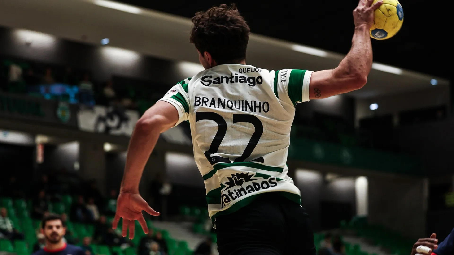 
                    Sporting vence e é líder (com menos um jogo). FC Porto empata em casa
                