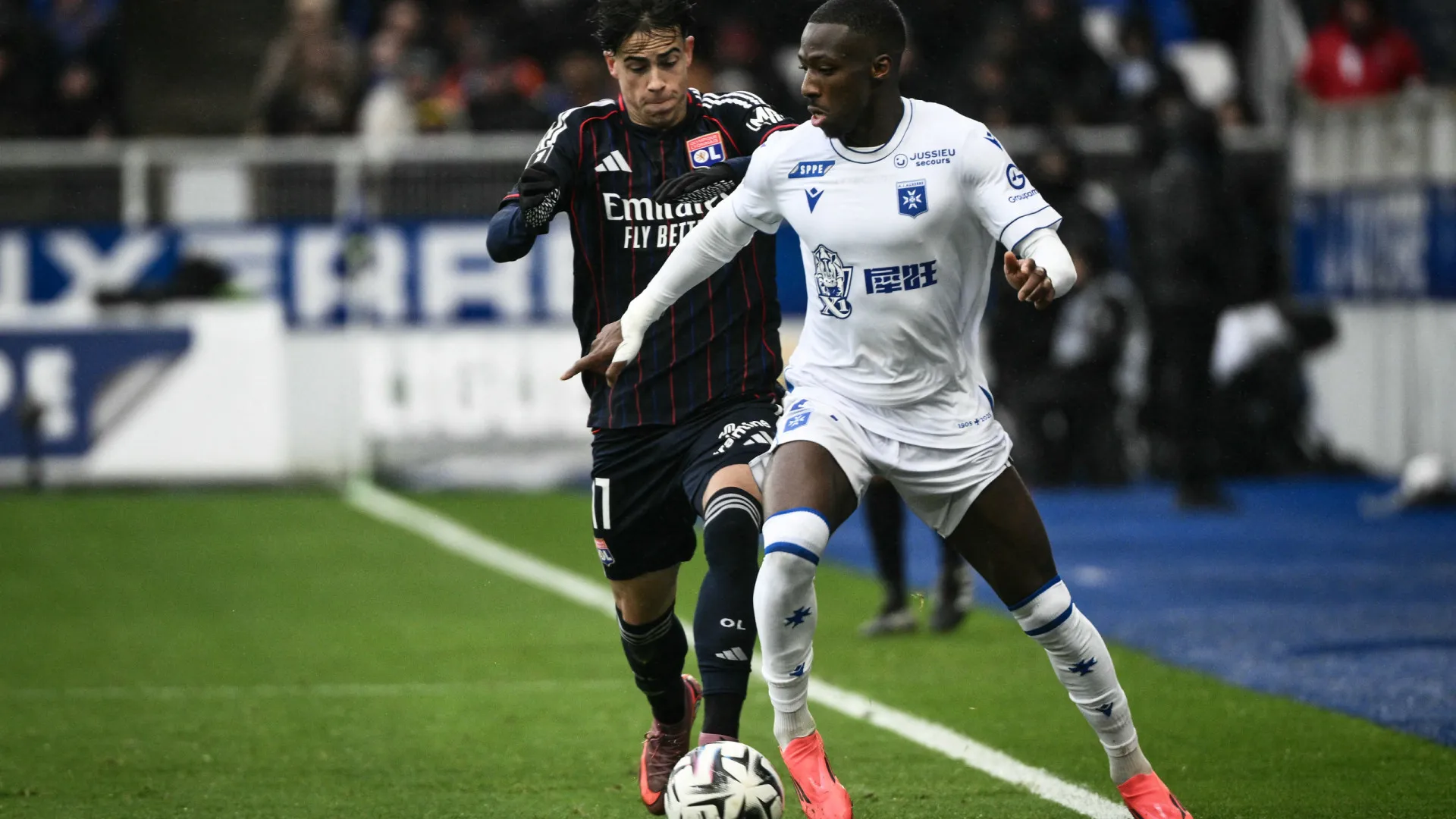 
                    Lyon continua em crise e empata na visita ao último classificado Auxerre
                