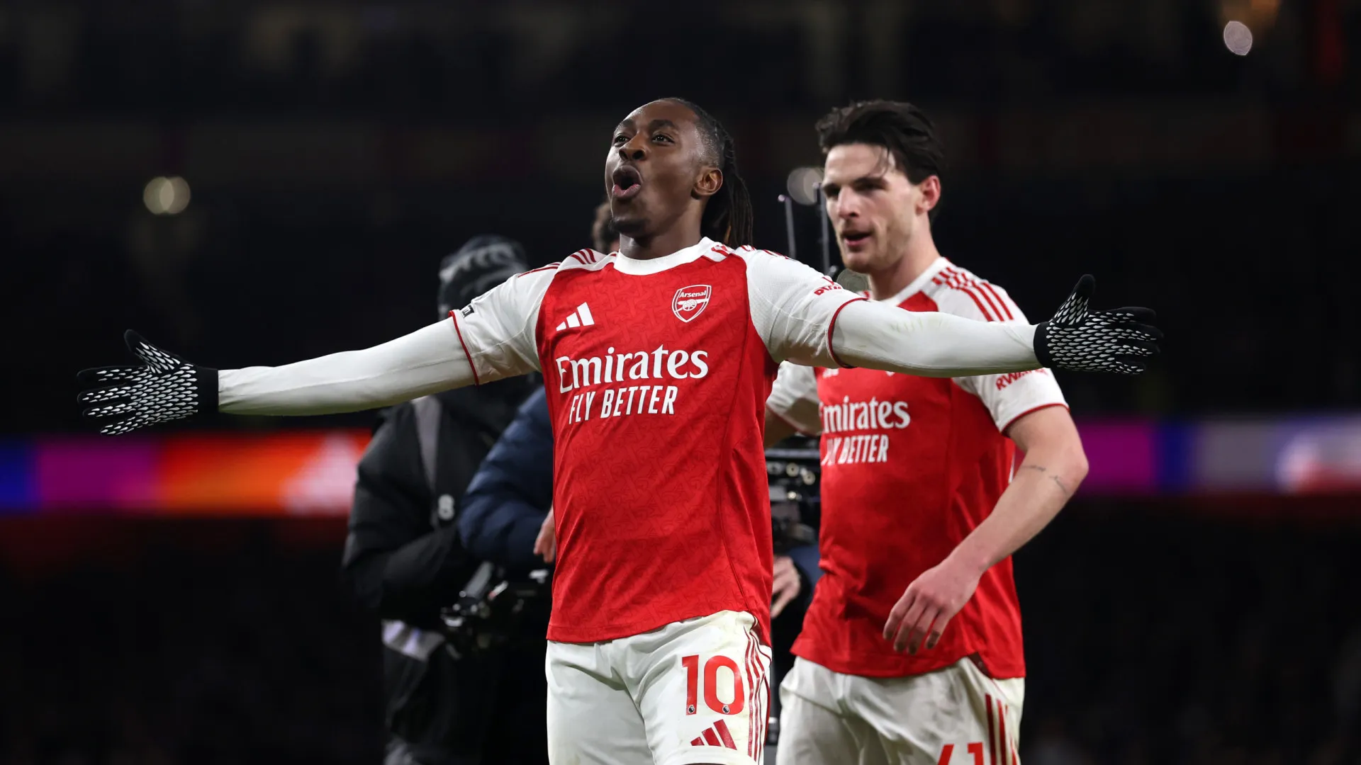 
                    Arsenal consolida liderança da Premier League com 'humilhação' a Palhinha
                