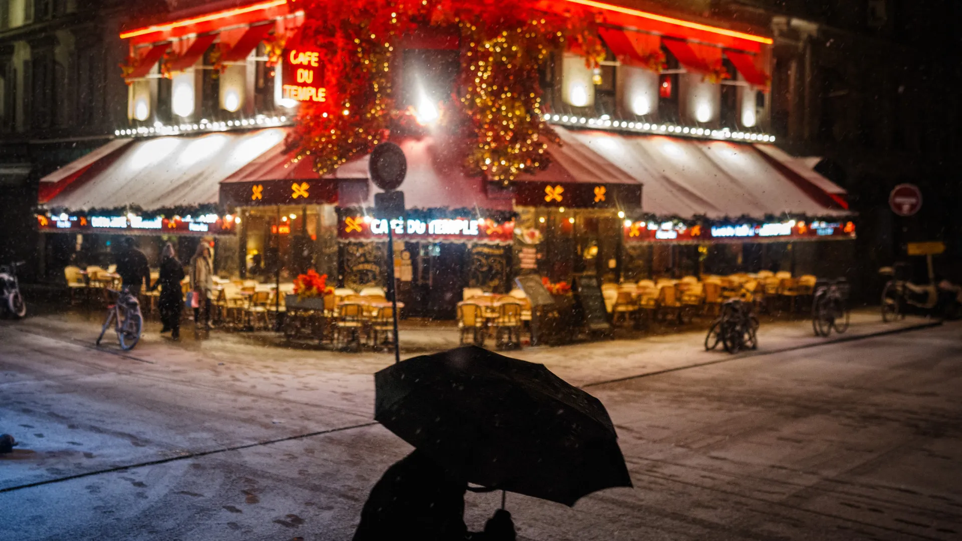 
                    Um autêntico postal! Nevão pinta Paris de branco. Eis as imagens
                