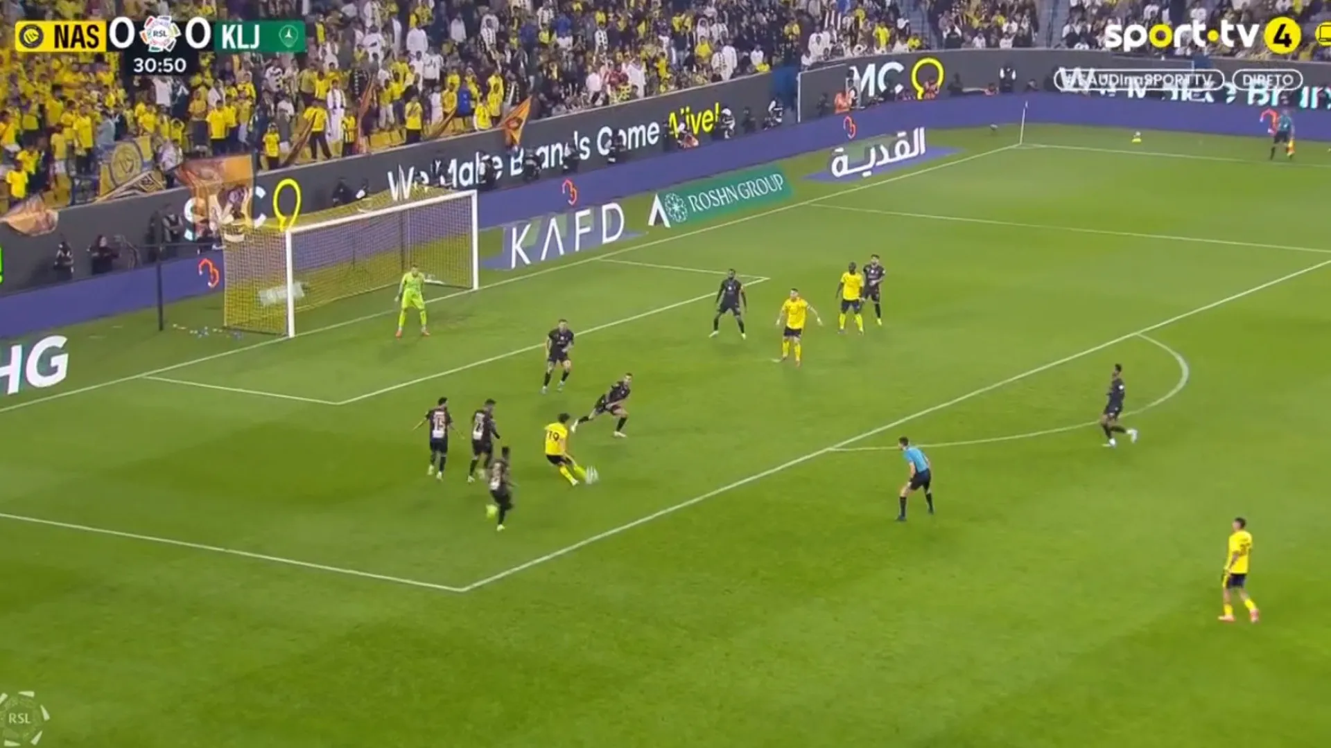 
                    João Félix bailou entre os defesas e desbloqueou triunfo do Al Nassr
                